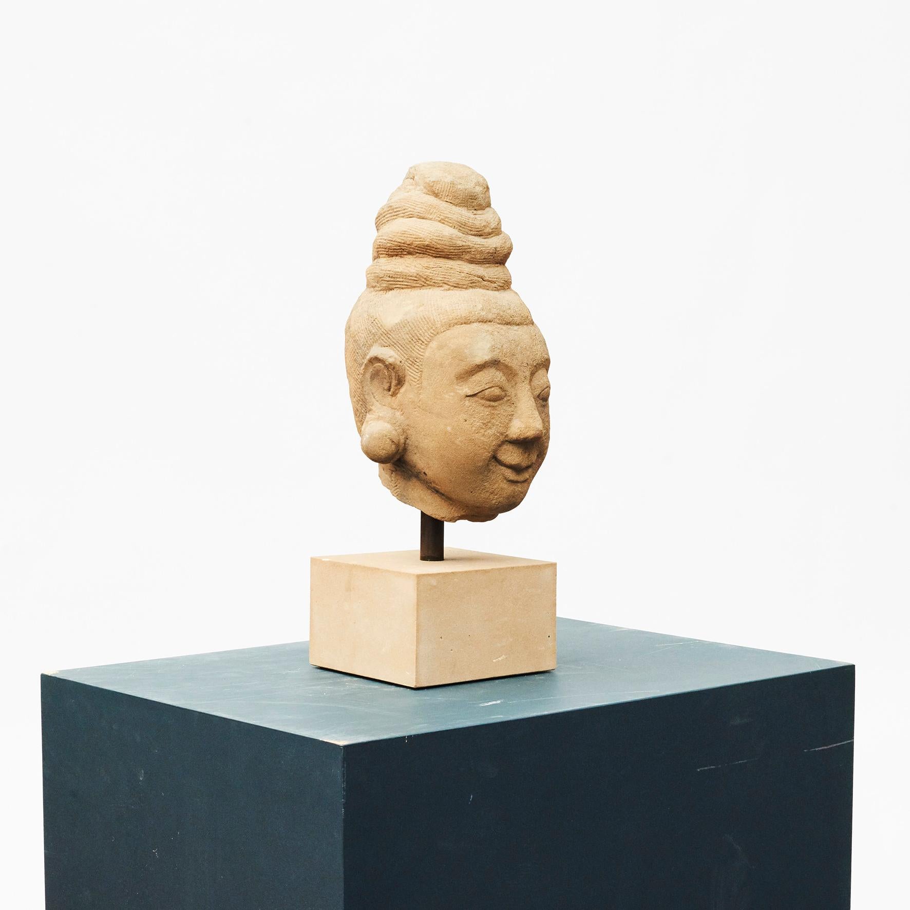 1600-1700th century sculpture of female head carved in sandstone.
Mounted on a base of light sandstone.
From pagoda / temple in Burma.

Charming expression with good patina.

Measures: Height head 33 cm - with base 46 cm.