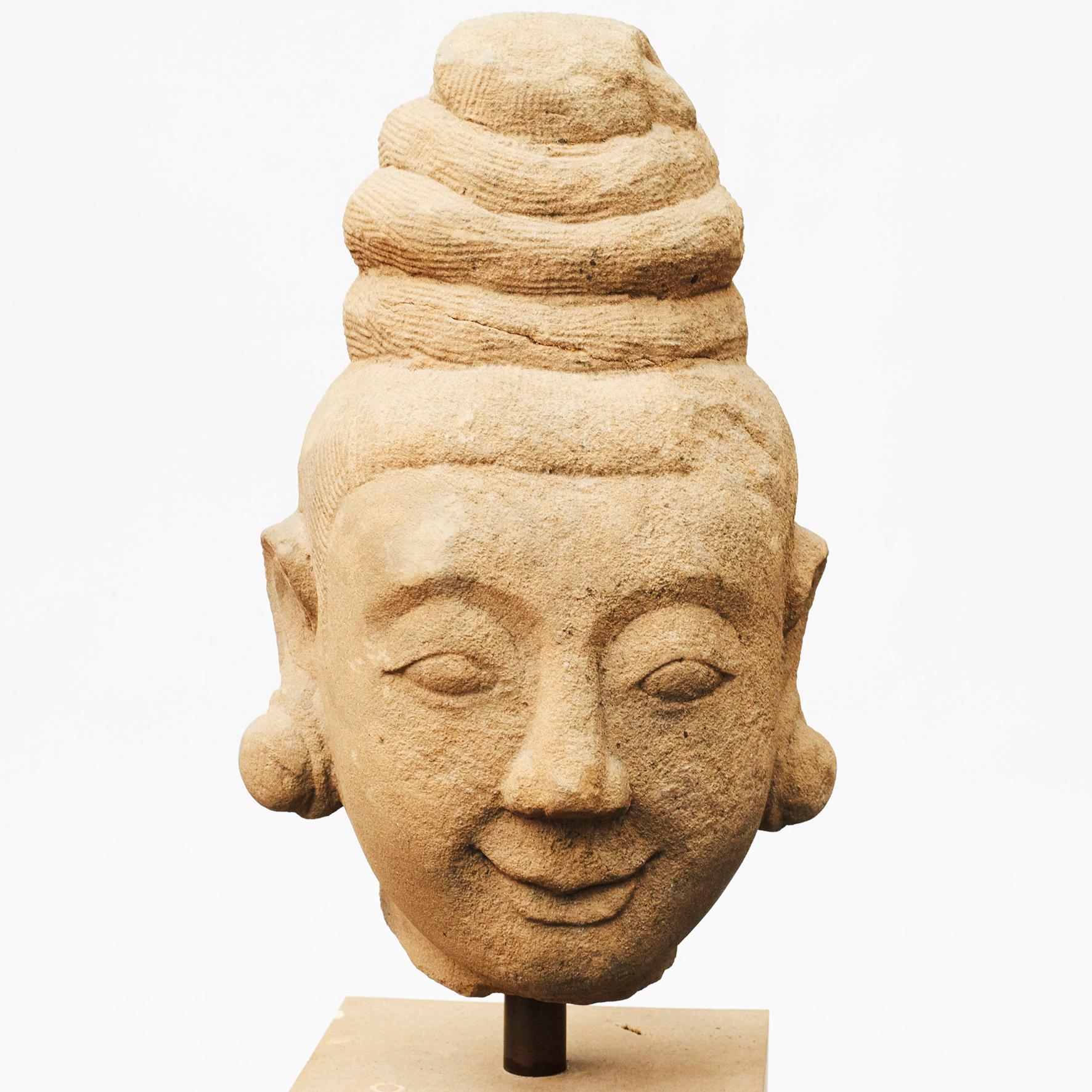 1600-1700th Century Burmese Sculpture of Female Head Carved in Sandstone In Good Condition For Sale In Kastrup, DK