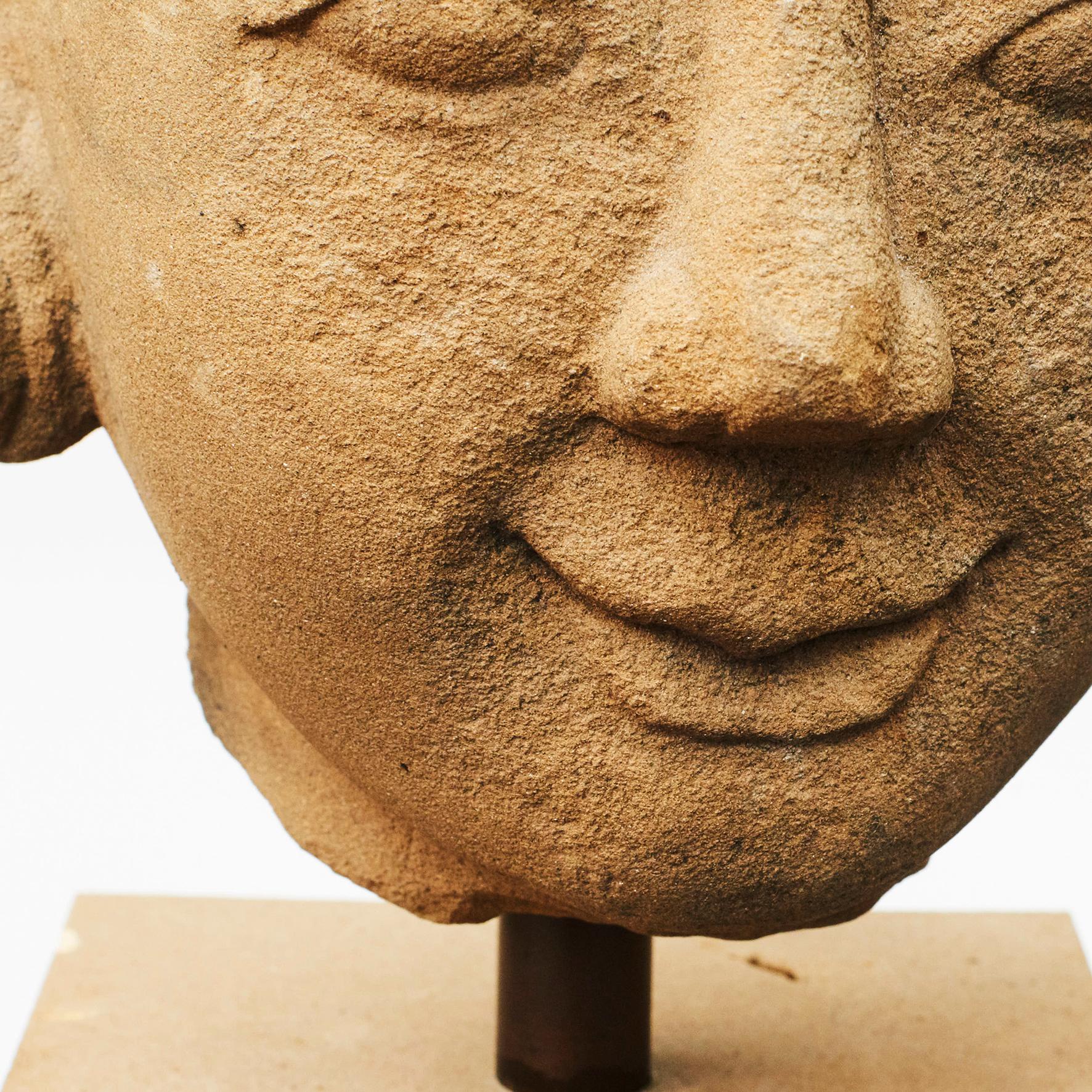Arenaria Scultura birmana del 1600-1700 di testa femminile scolpita in pietra arenaria in vendita