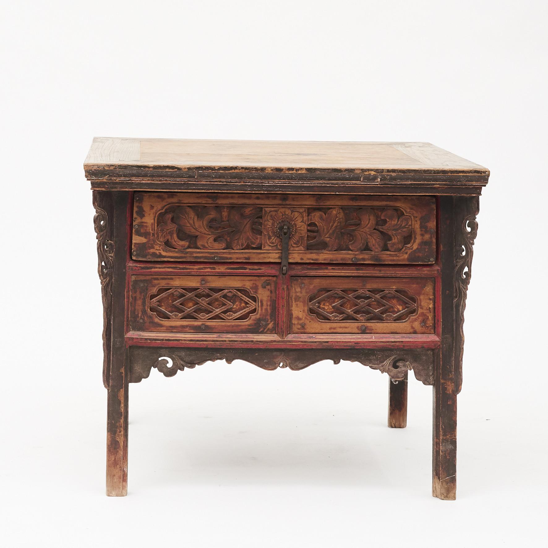 16th-17th century center table from 'Shanxi Province, China with 1 drawer.
Made of pine and with original polychrome lacquer.

Original condition. Rare piece of furniture.