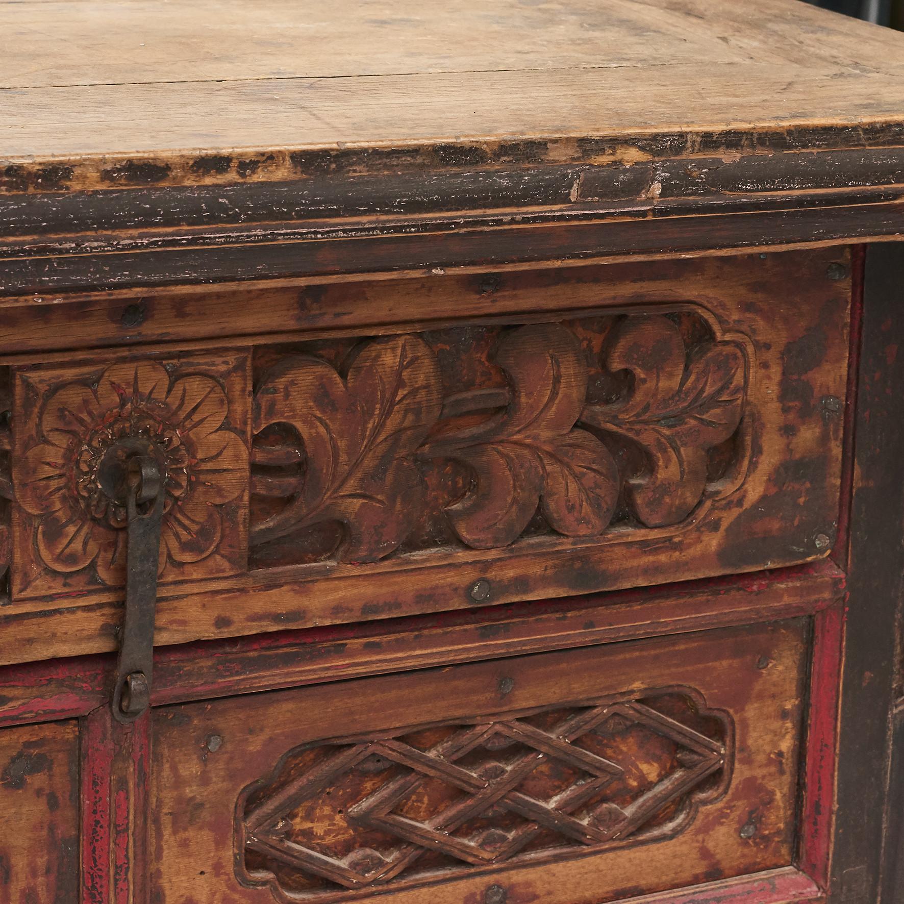 16th-17th Century Chinese Pine Center Table with Carvings and Decorations In Good Condition For Sale In Kastrup, DK
