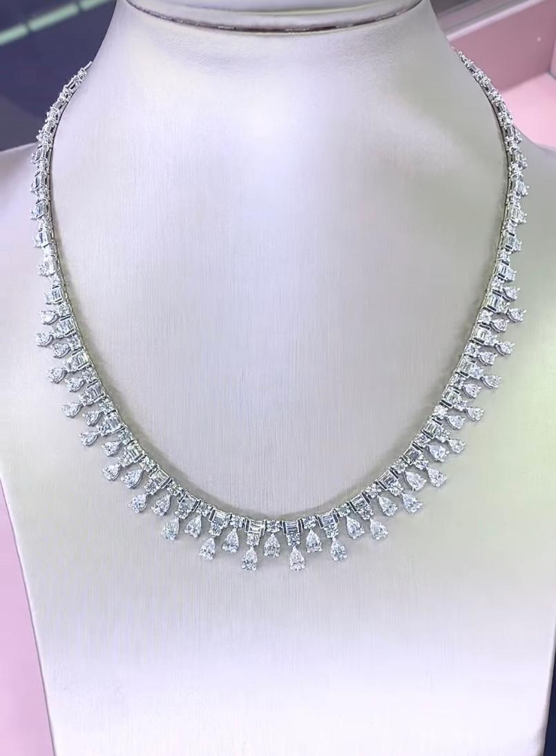 Un collier qui capture l'essence du raffinement, réalisé en or blanc et agrémenté d'un mélange de diamants de forme fantaisie. Un Jewell qui raconte des histoires d'élégance et des moments inoubliables.
Une merveilleuse célébration des diamants. Un