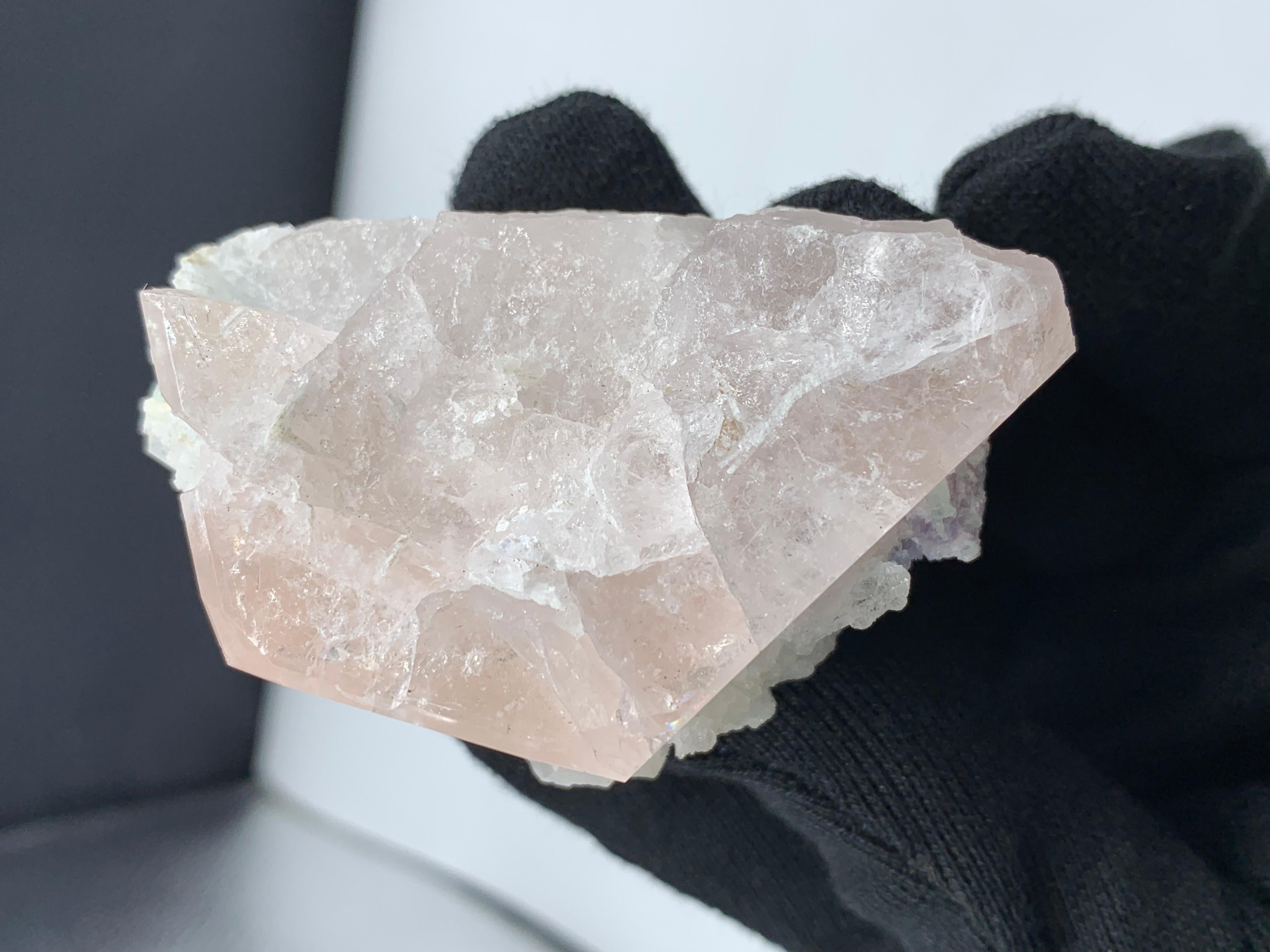 160.04 Gram Gorgeous Morganite Specimen Attached With Albite And Fluorite  In Good Condition For Sale In Peshawar, PK
