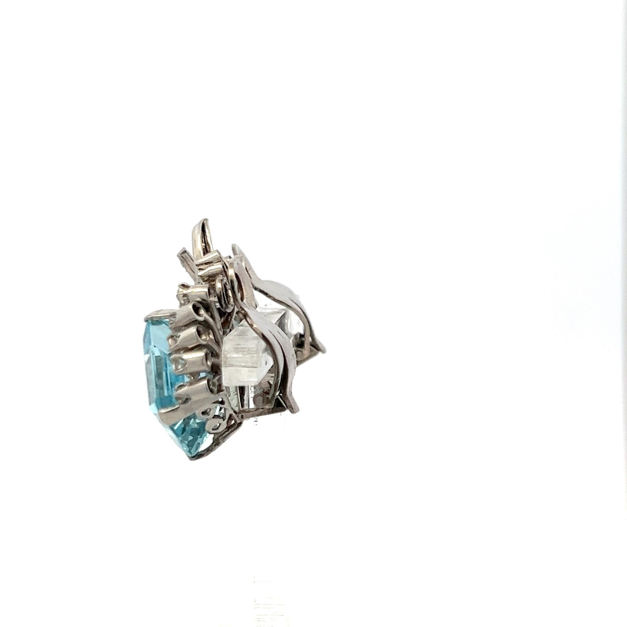 16.00ct Aigue-marine & 0.64ct Diamant Boucles d'oreilles clips en or blanc 18K taille émeraude Bon état - En vente à New York, NY