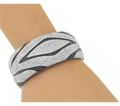 Bangle in oro con diamanti neri da 16,00 ct.
