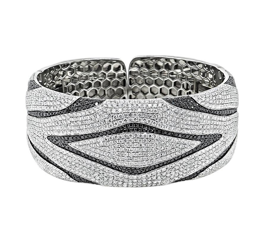 Round Cut 16.00ct Diamond 9.00ct Black Diamond Gold Bangle For Sale