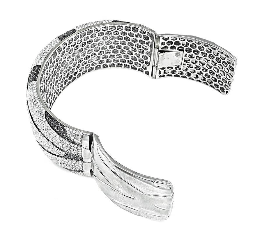 16.00ct Diamond 9.00ct Black Diamond Gold Bangle In Good Condition For Sale In New York, NY
