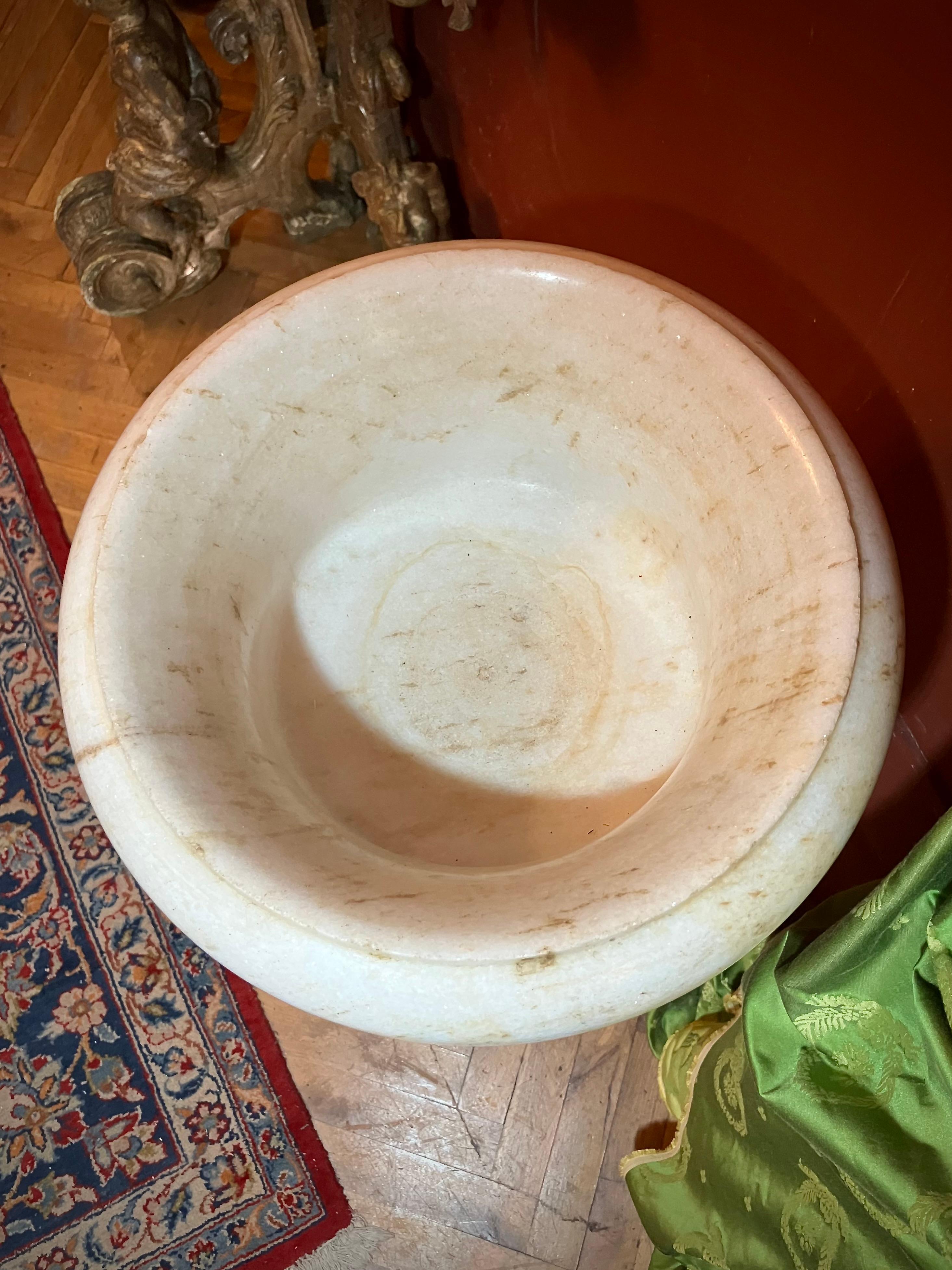 Bénitier toscan du XVIIe siècle en marbre de Carrare, bassin en marbre baroque en vente 2