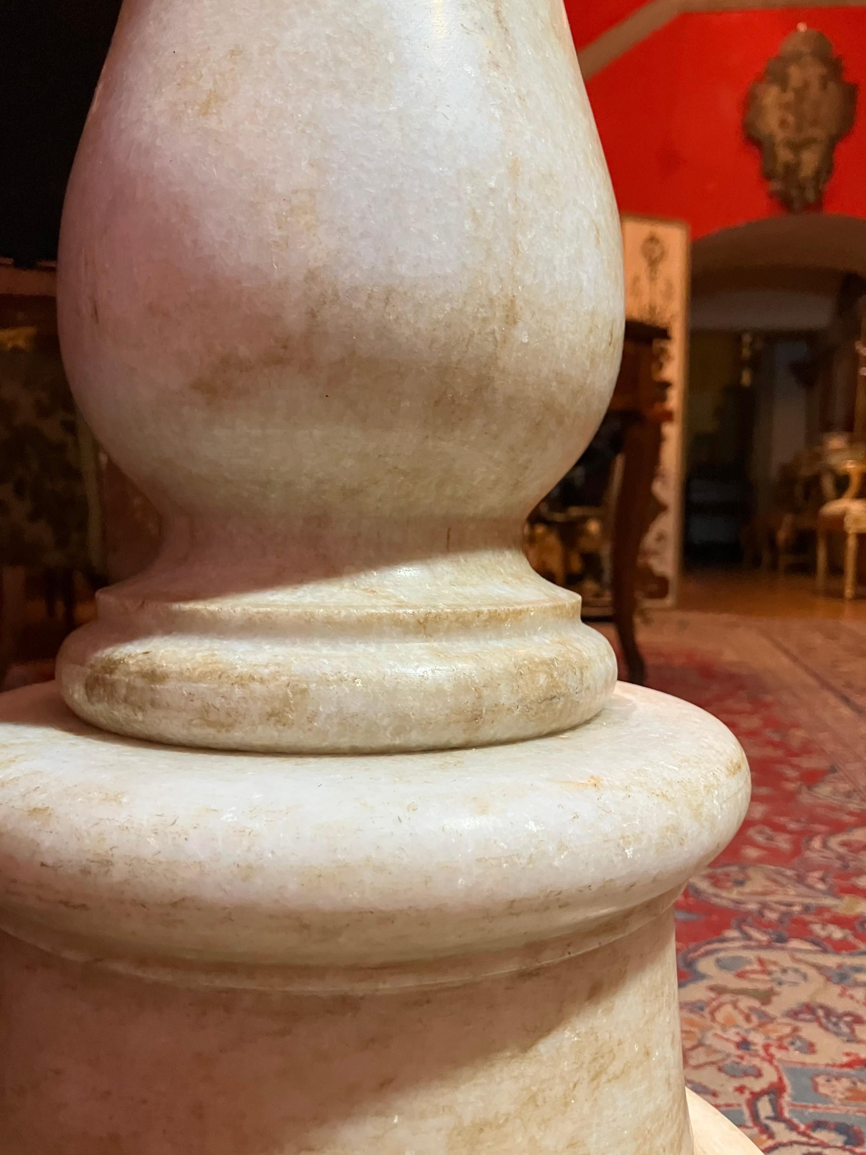 italien Bénitier toscan du XVIIe siècle en marbre de Carrare, bassin en marbre baroque en vente