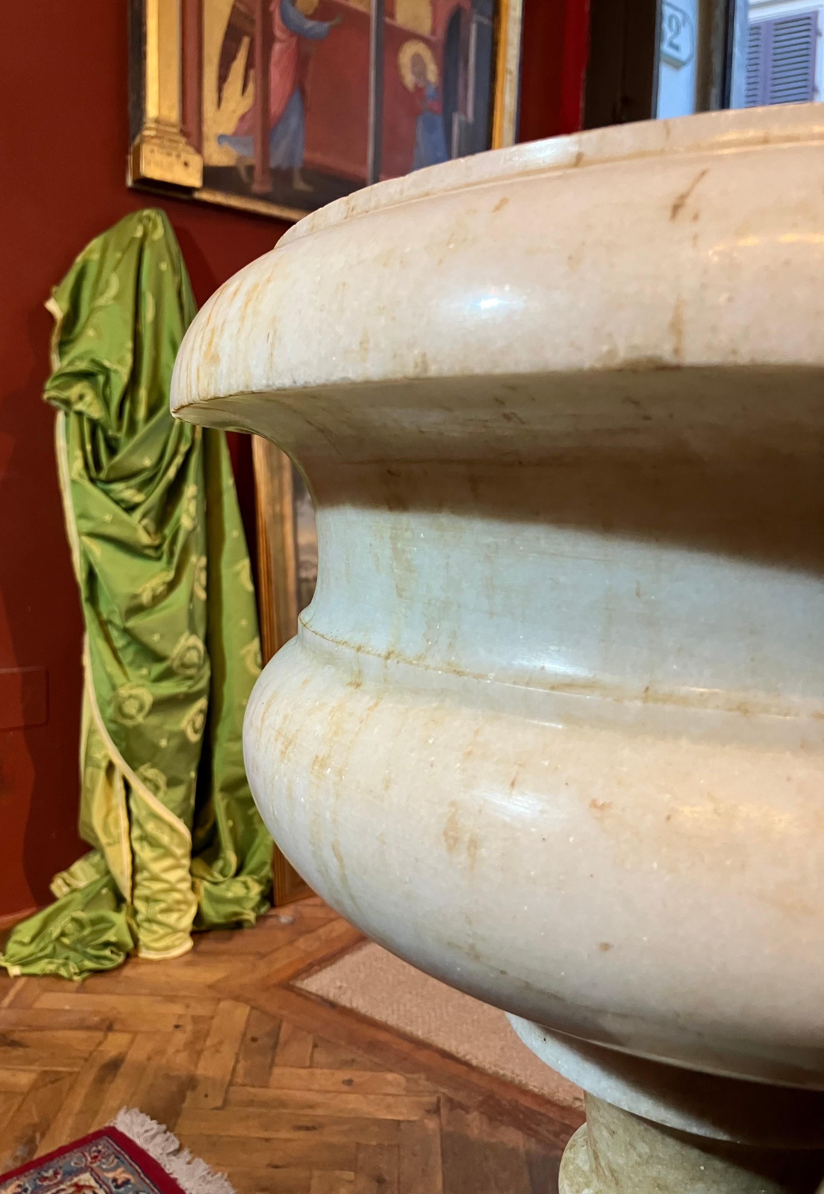 Sculpté à la main Bénitier toscan du XVIIe siècle en marbre de Carrare, bassin en marbre baroque en vente