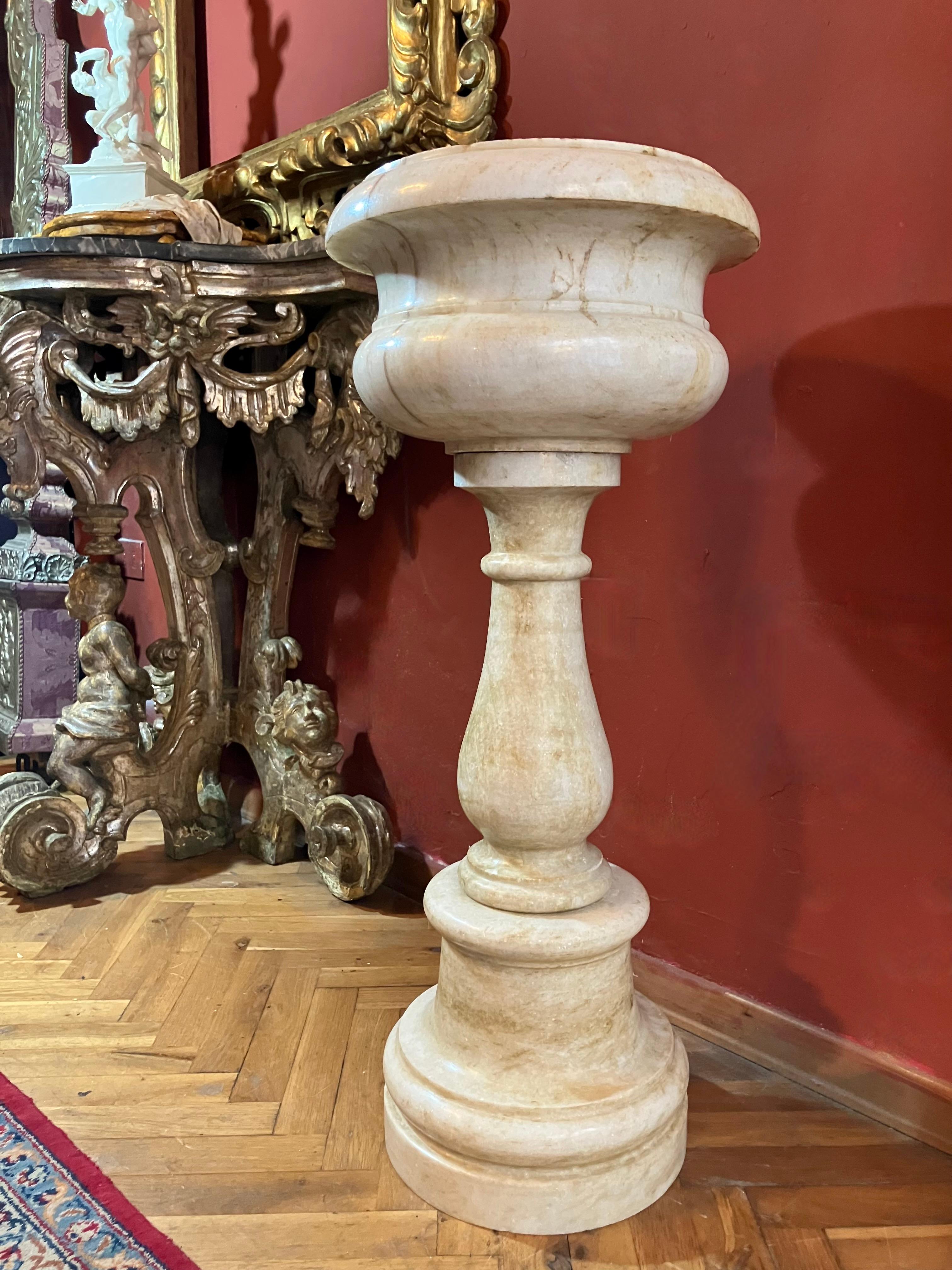 Baroque Bénitier toscan du XVIIe siècle en marbre de Carrare, bassin en marbre baroque en vente