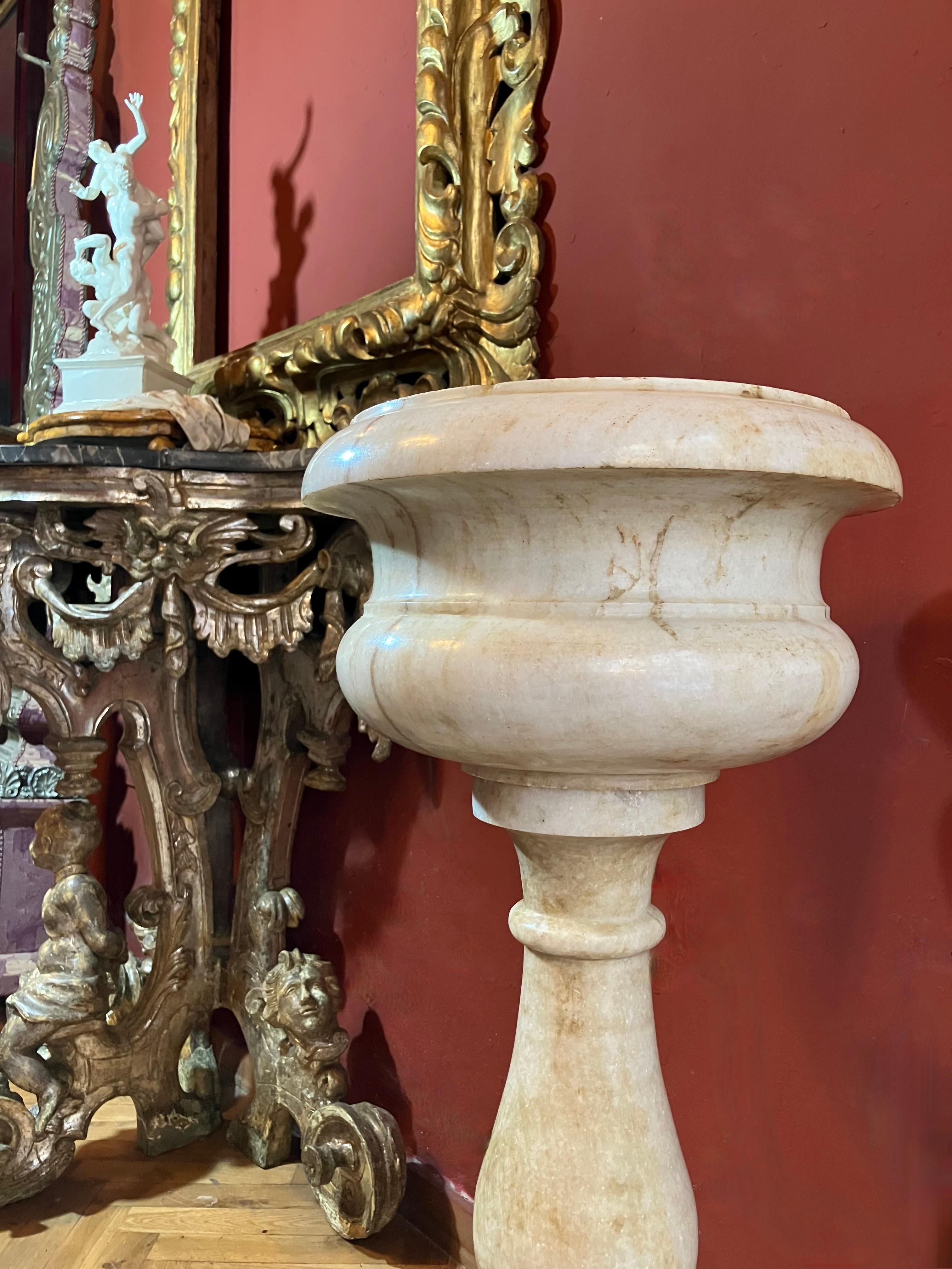 Bénitier toscan du XVIIe siècle en marbre de Carrare, bassin en marbre baroque Bon état - En vente à Firenze, IT