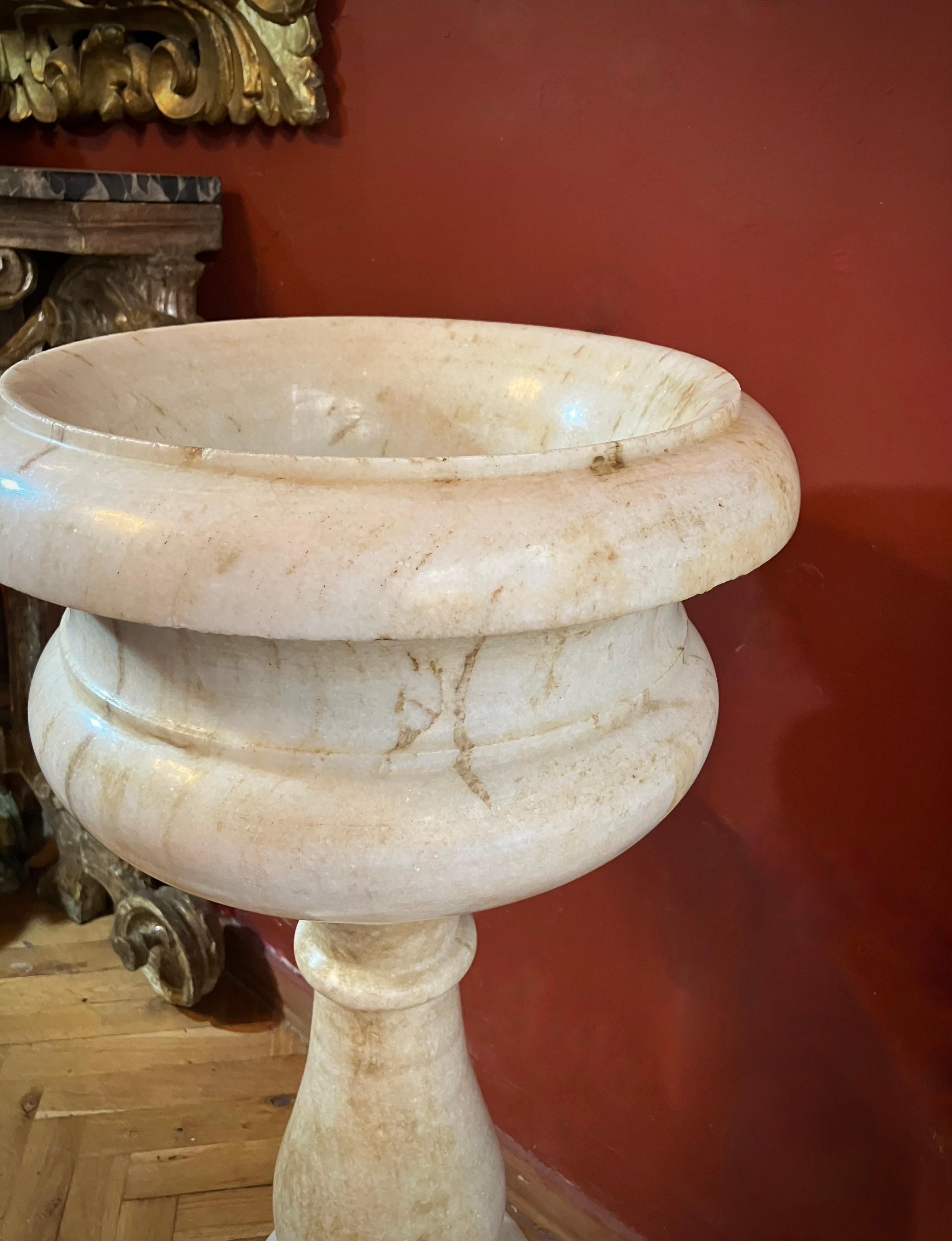 Marbre de Carrare Bénitier toscan du XVIIe siècle en marbre de Carrare, bassin en marbre baroque en vente