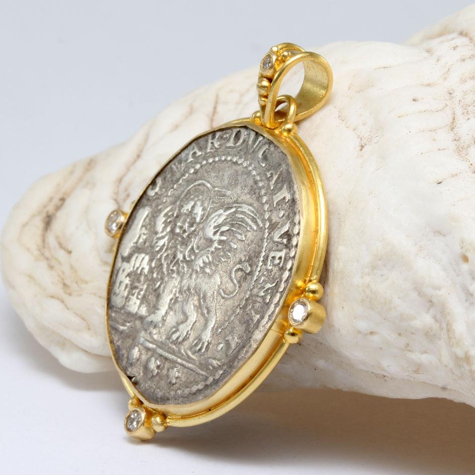 Taille rose Pendentif en or 18 carats de Venise avec pièce de monnaie Lion of St Marks des années 1600  en vente