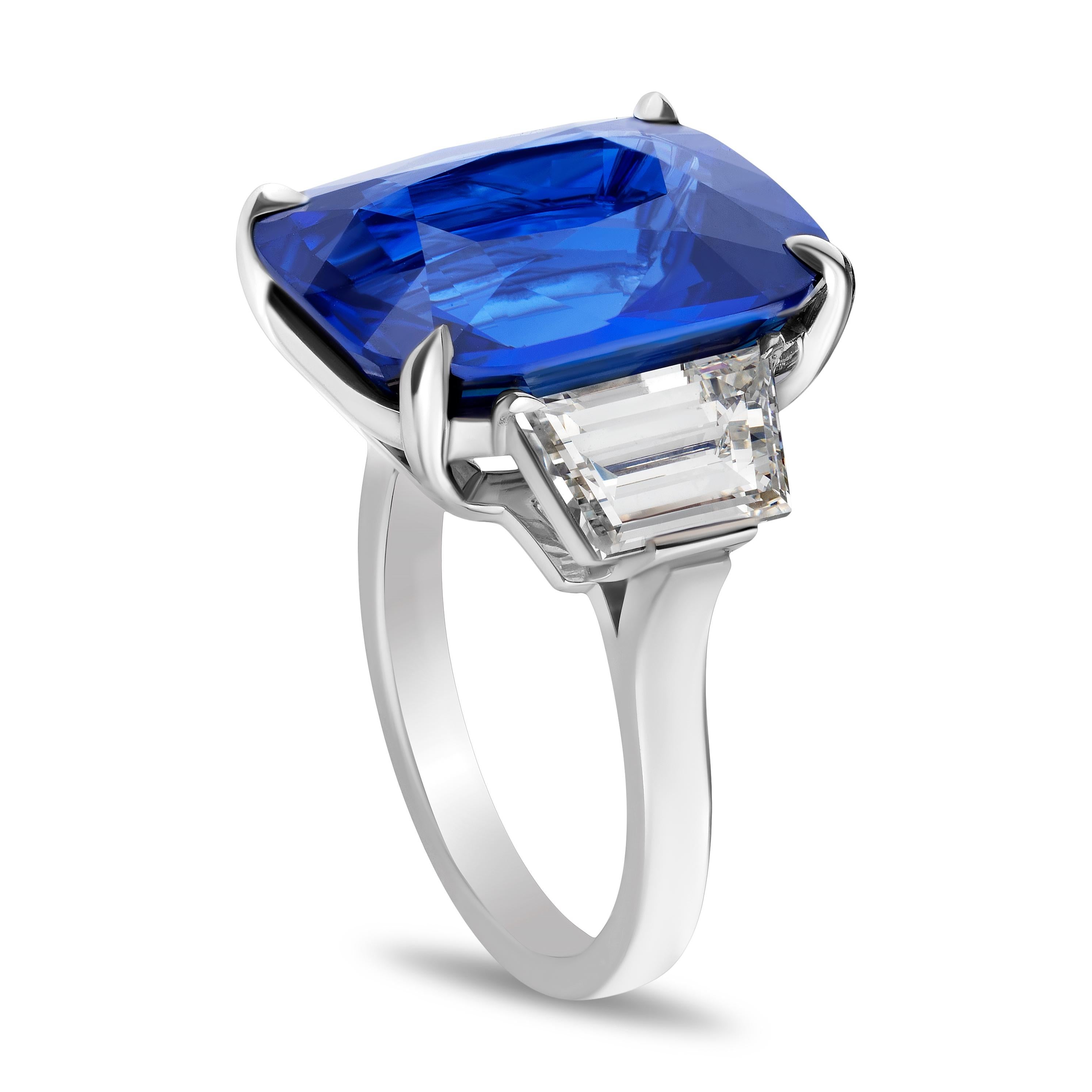 Bague en platine réalisée à la main ornée d'un saphir bleu coussin de 16,01 carats et de deux diamants trapèzes de 2,79 carats taillés en gradins