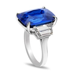 Anello in platino con zaffiro blu a cuscino e diamante da 16.01 carati
