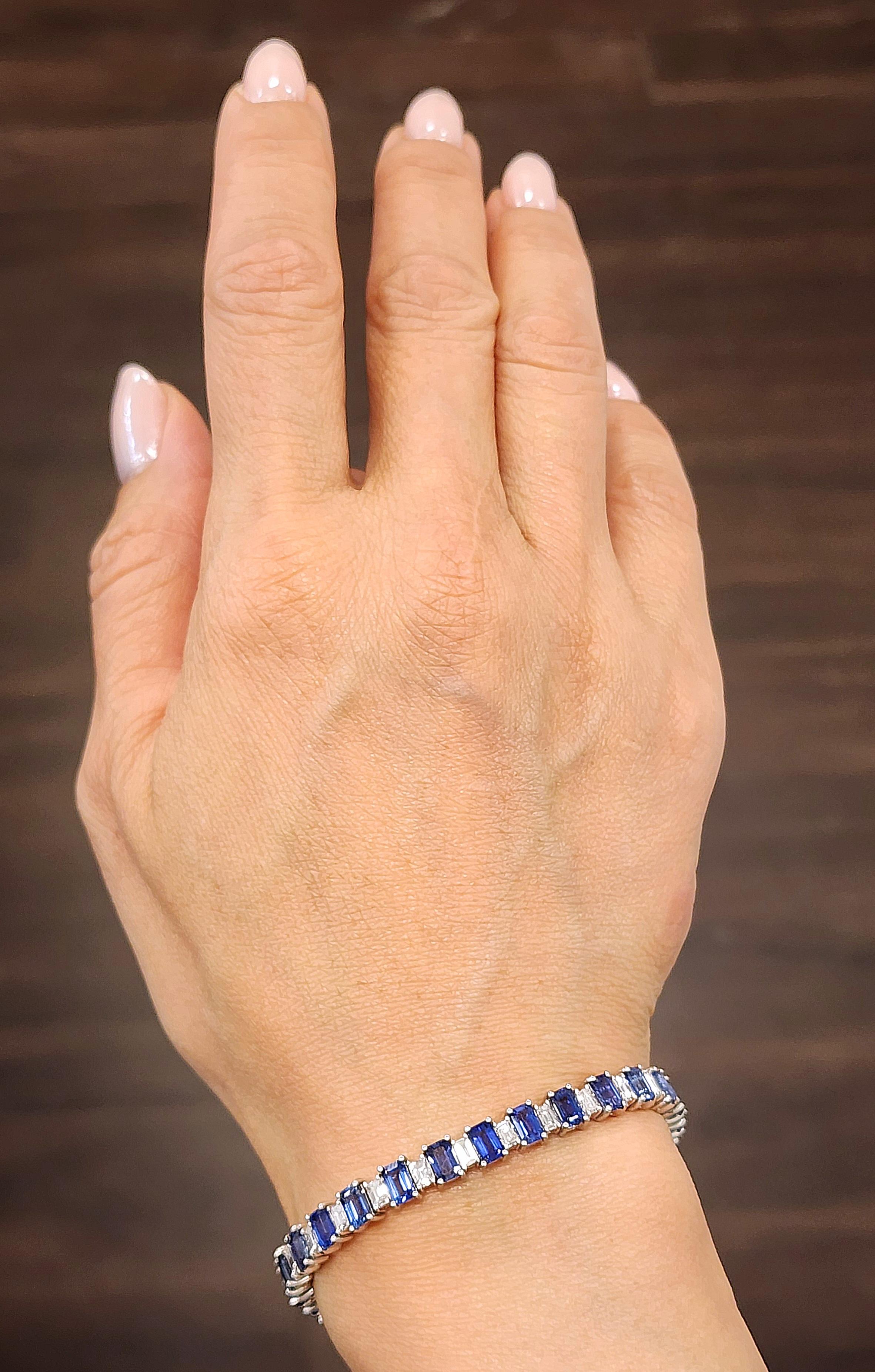 Ce magnifique bracelet comporte 31 saphirs pesant 13,16 carats et 31 diamants pesant 2,87 carats sertis en platine. Les saphirs sont d'un bleu éblouissant et les diamants brillent d'un feu éclatant. Les diamants ont une couleur E/F et une pureté