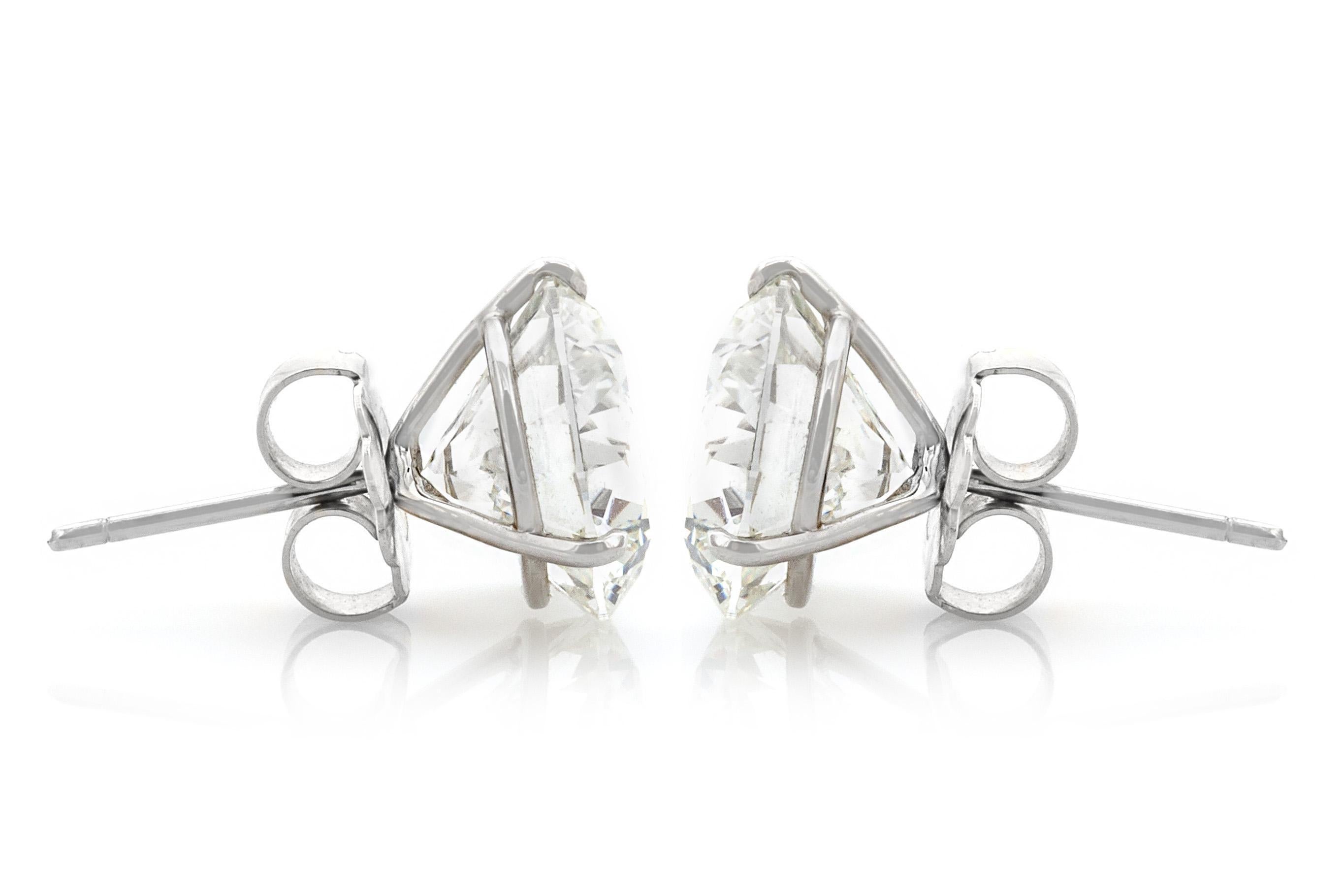 Brilliante réalisée en platine avec deux diamants ronds de taille brillant certifiés GIA ;
8,06 carats, couleur I, pureté VS2, GIA #2165278059
8,02 carats, couleur I, pureté VS2, GIA #1162271954
1/2 pouce de diamètre