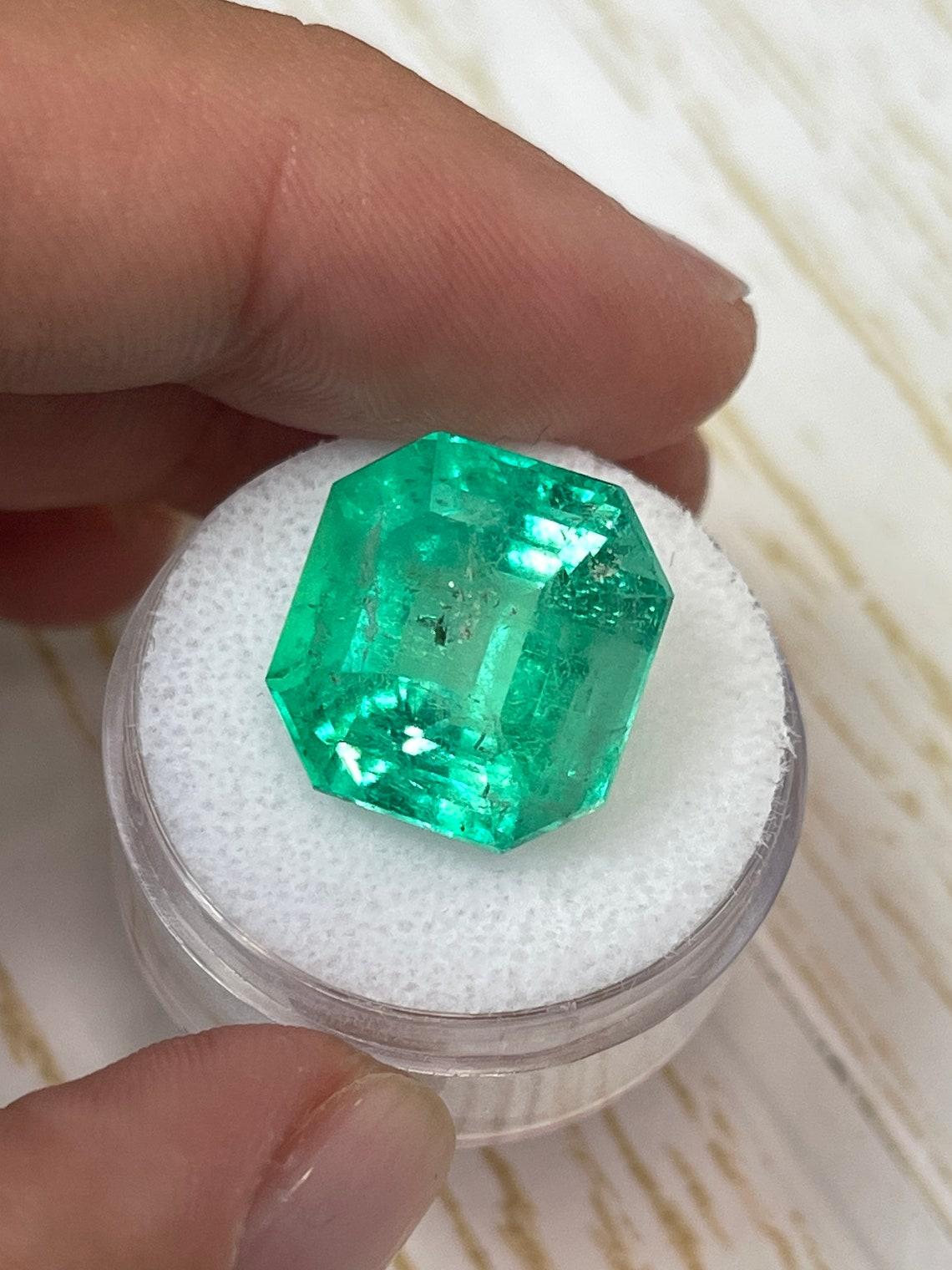Modern 16.09ct Yellowish Green Asscher Cut Colombian Gem 15.4x14.8 Genuine For Sale