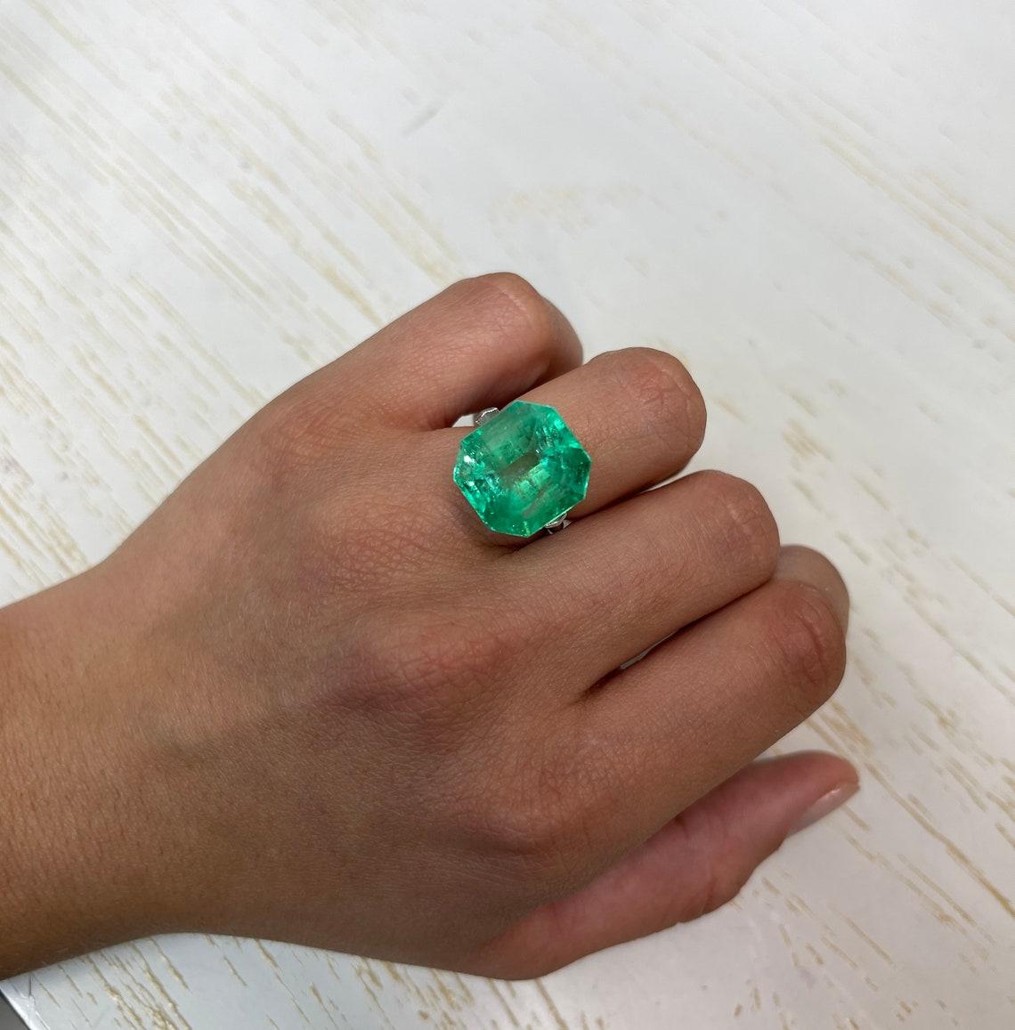 16.09ct Yellowish Green Asscher Cut Colombian Gem 15.4x14.8 Genuine For Sale 1