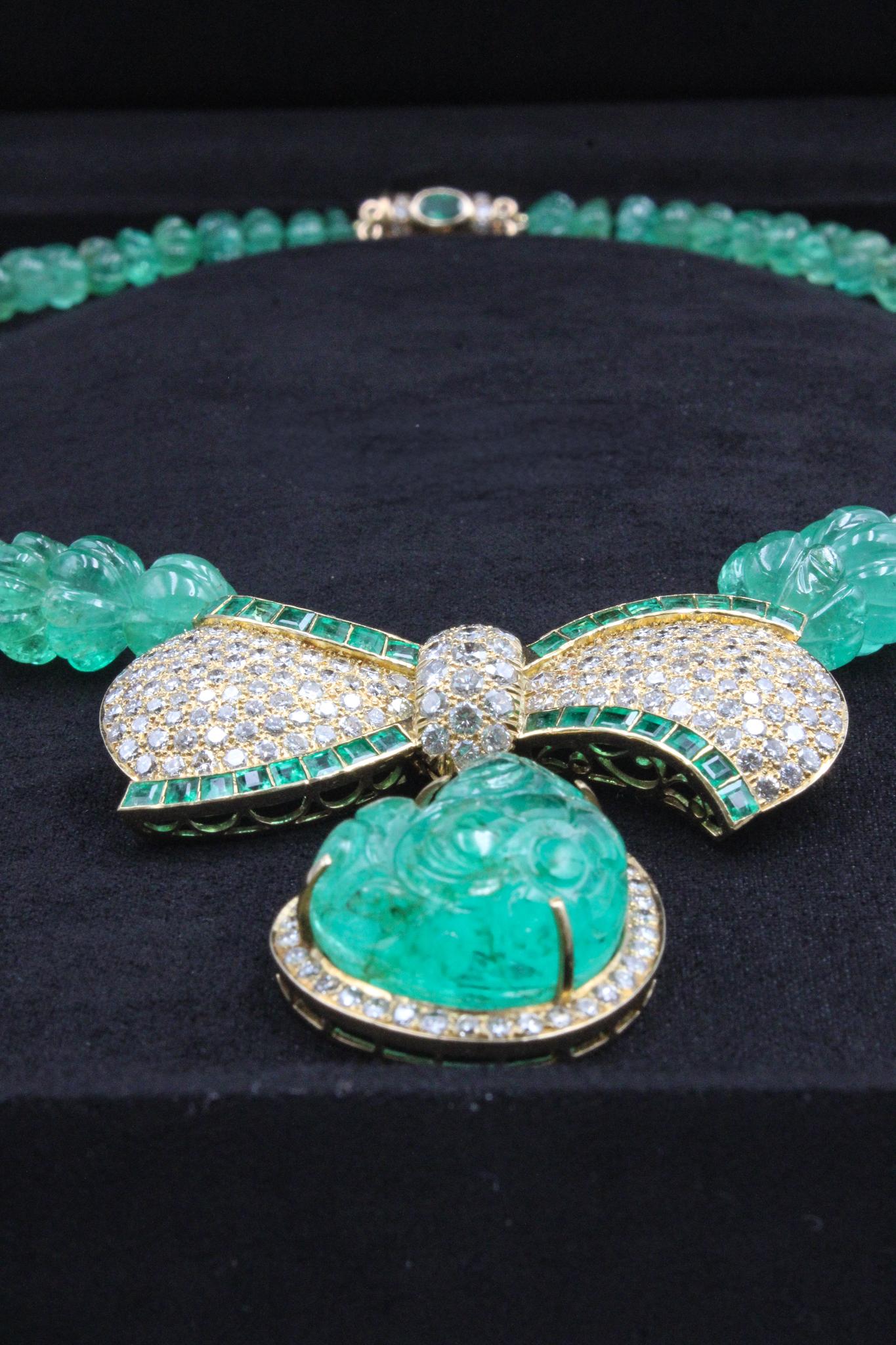 Esta extraordinaria pieza, una joya rara y cautivadora, es a la vez un collar y un broche, por lo que ofrece dos formas de lucir una creación de esmeraldas espectacular. En su corazón yace una esmeralda colombiana de 36,55 quilates tallada a mano,