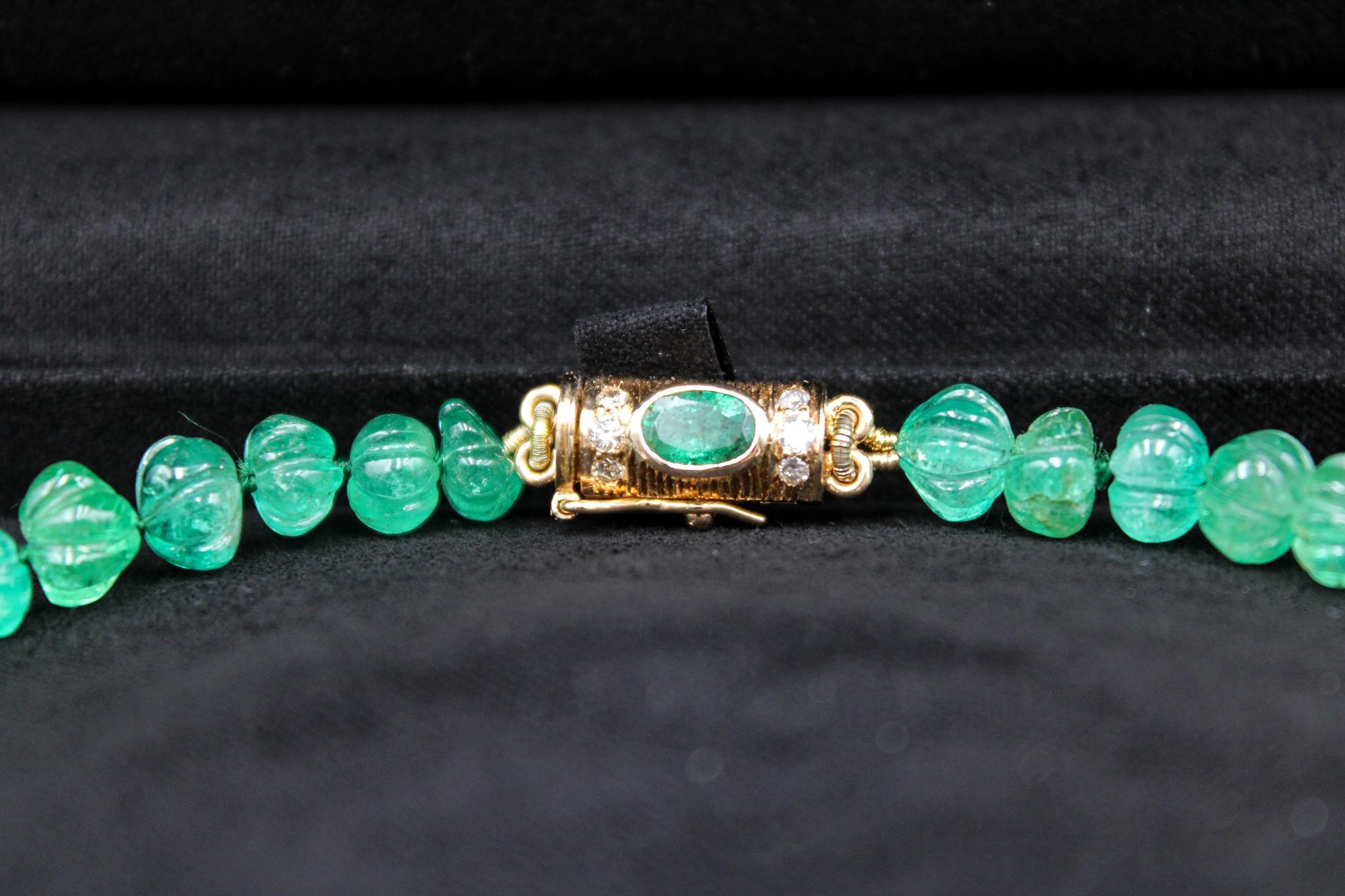 Collar de Esmeralda Colombiana 160ct con Broche Colgante Desmontable en venta 2