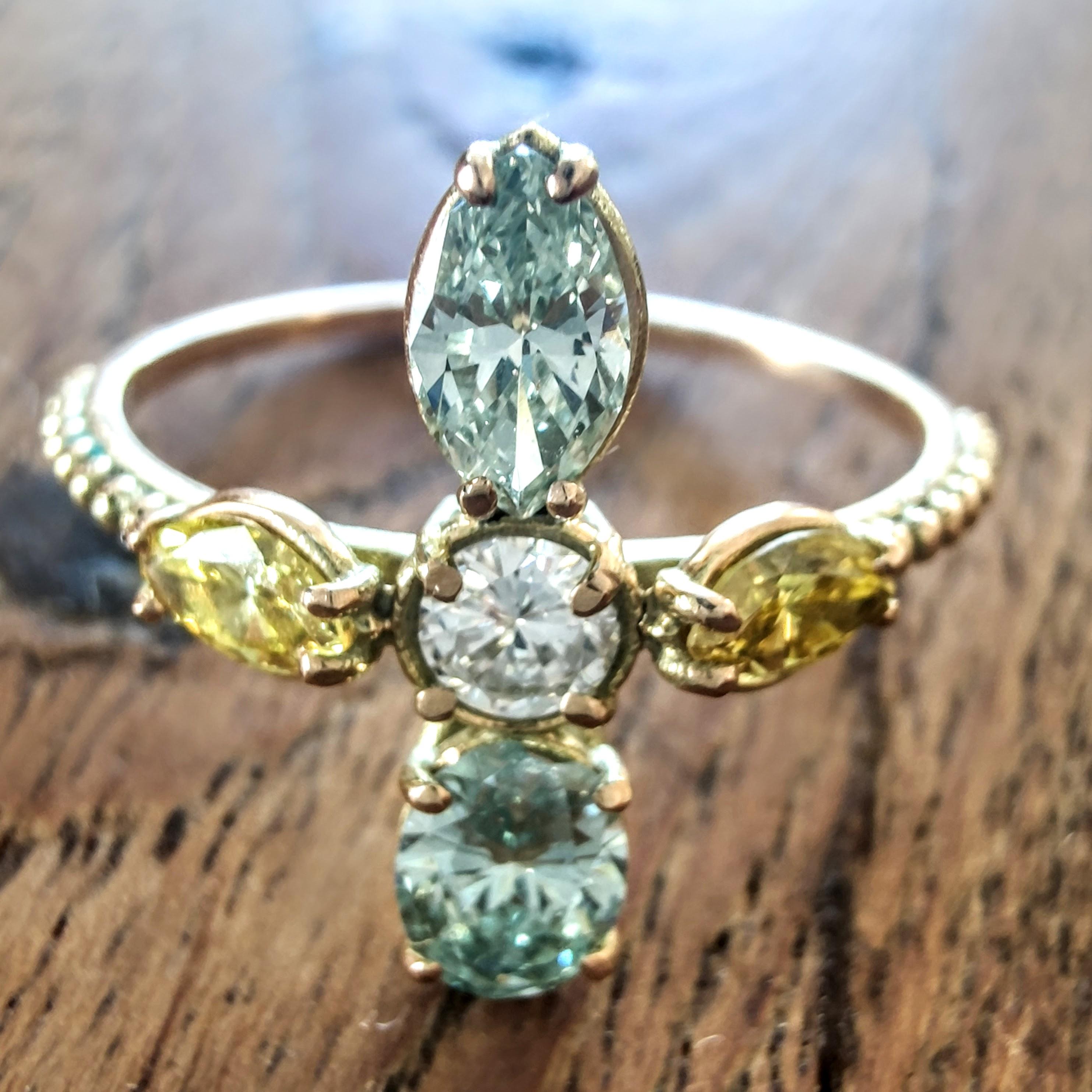 Scopri un pezzo di alta gioielleria davvero unico e da collezione: un anello con diamante multicolore da 1,60 carati, realizzato in oro 14K (timbro 585), che combina un'eccezionale brillantezza con un audace contrasto cromatico. Questo design raro e