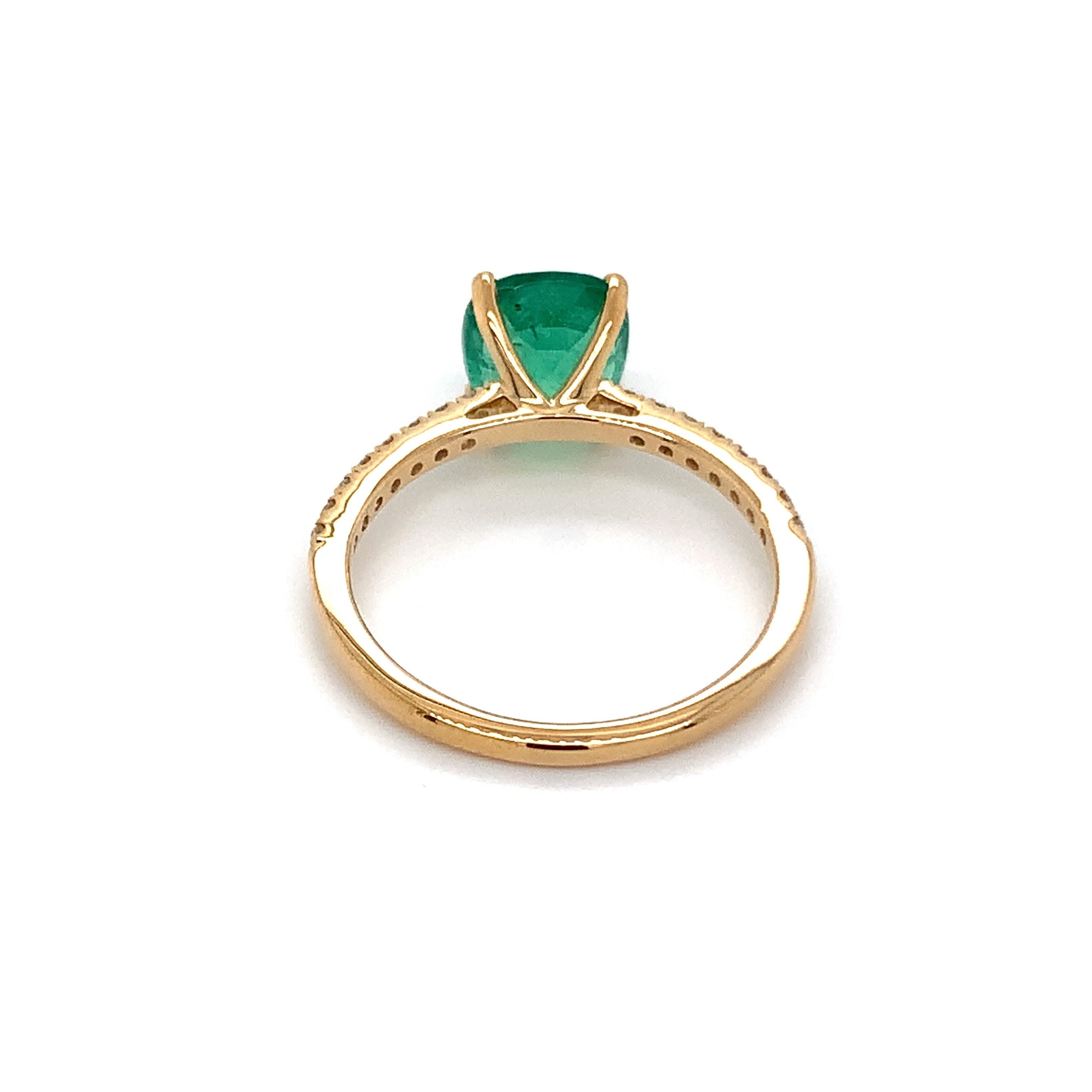 Modern 1.60ct Cushion Emerald Ring with Diamond in 10k Yellow Gold For Sale