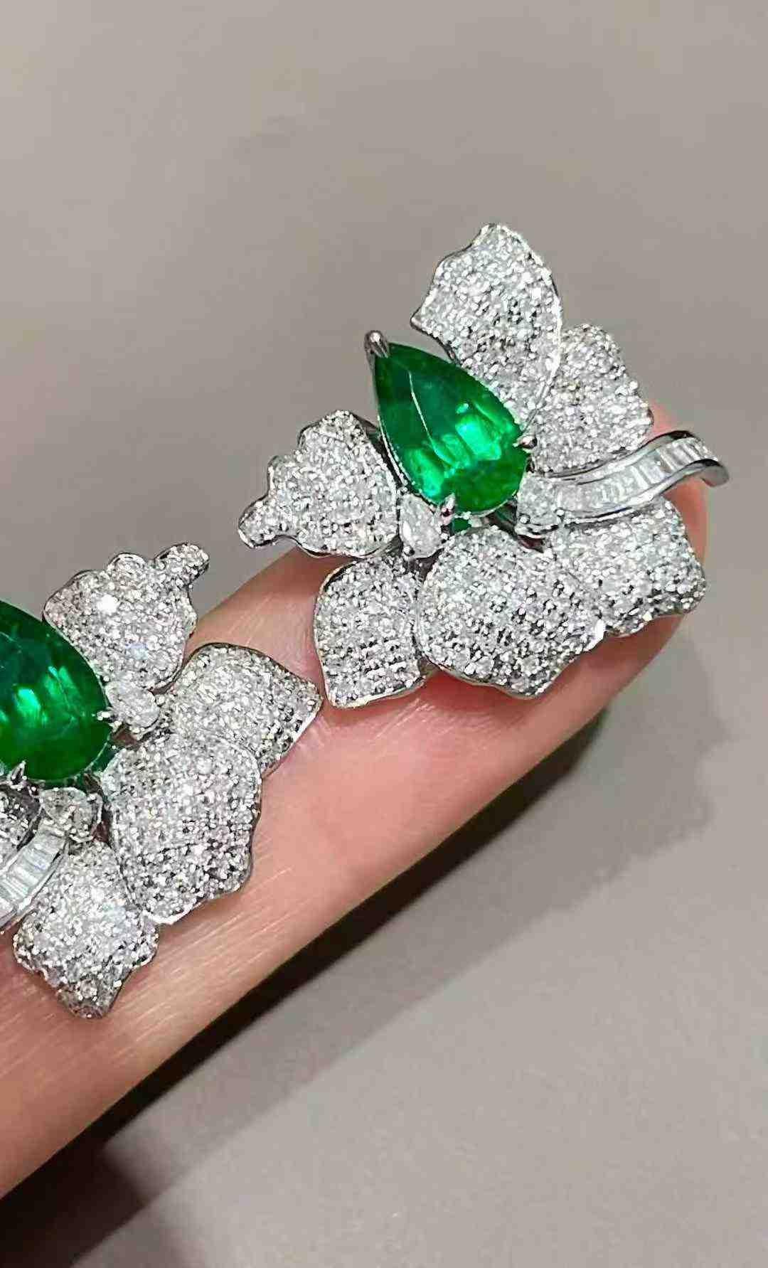 Boucles d'oreilles en or 18 carats avec 1,60 carats d'émeraude et 1,37 carats de diamant - Gros clous d'oreilles en diamant en vente 6