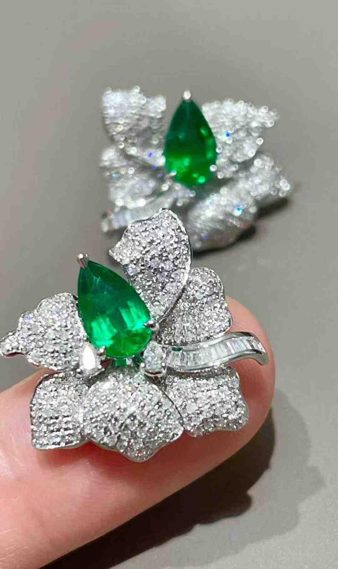 Boucles d'oreilles en or 18 carats avec 1,60 carats d'émeraude et 1,37 carats de diamant - Gros clous d'oreilles en diamant en vente 10