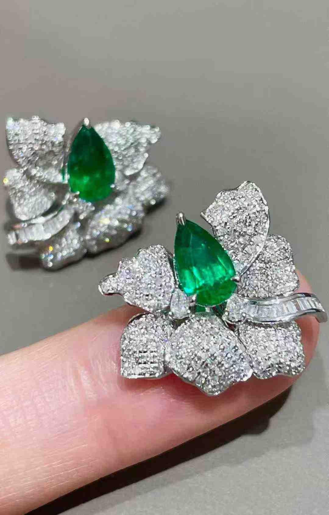 Boucles d'oreilles en or 18 carats avec 1,60 carats d'émeraude et 1,37 carats de diamant - Gros clous d'oreilles en diamant en vente 11