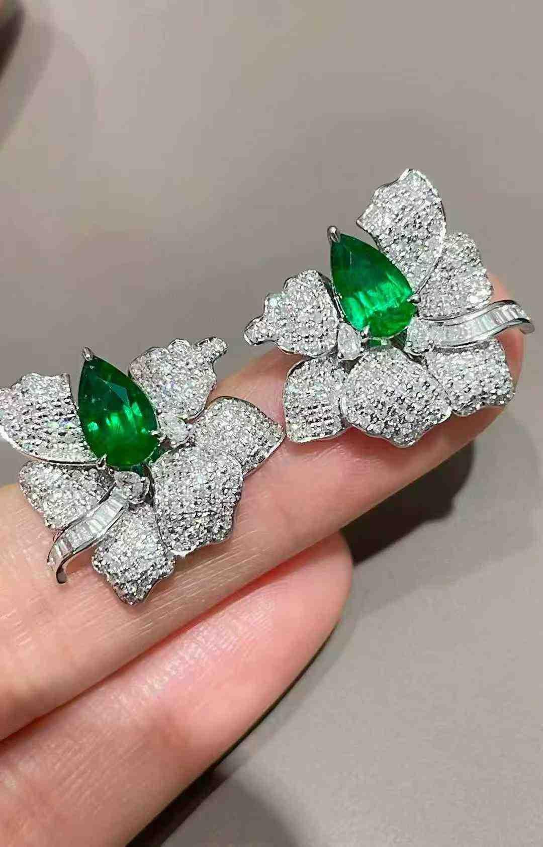 Boucles d'oreilles en or 18 carats avec 1,60 carats d'émeraude et 1,37 carats de diamant - Gros clous d'oreilles en diamant en vente 12