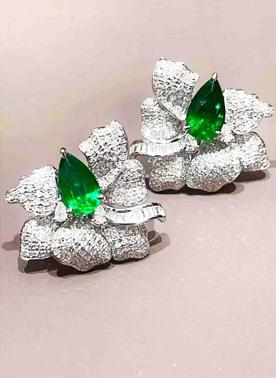 Boucles d'oreilles en or 18 carats avec 1,60 carats d'émeraude et 1,37 carats de diamant - Gros clous d'oreilles en diamant en vente 14