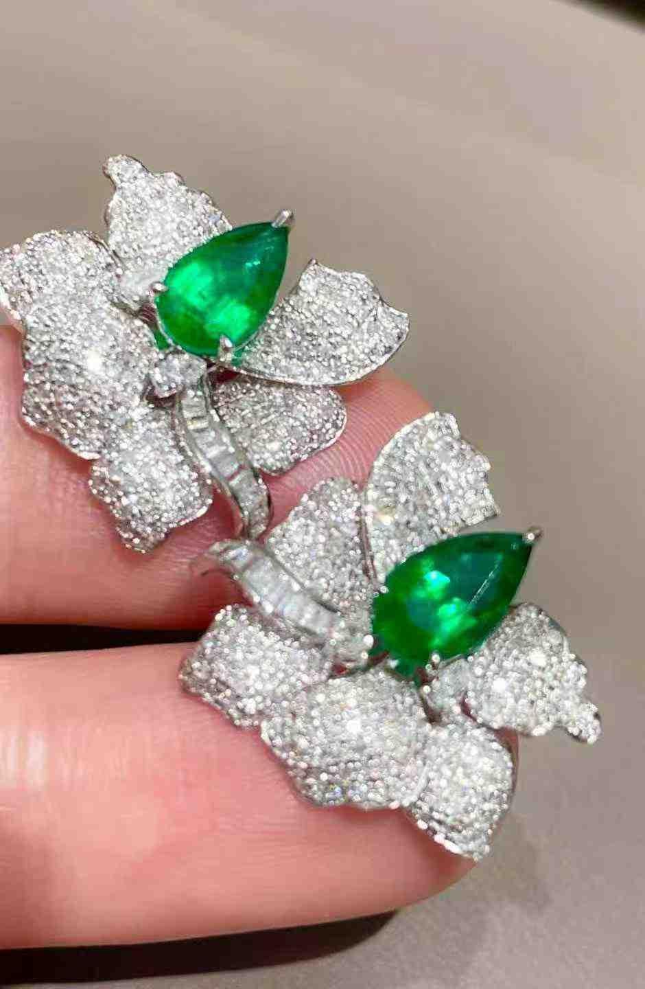 Boucles d'oreilles en or 18 carats avec 1,60 carats d'émeraude et 1,37 carats de diamant - Gros clous d'oreilles en diamant en vente 1