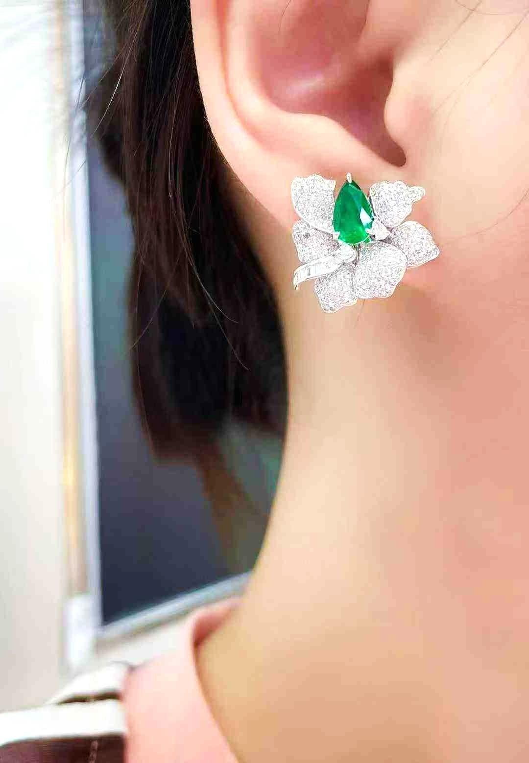 Boucles d'oreilles en or 18 carats avec 1,60 carats d'émeraude et 1,37 carats de diamant - Gros clous d'oreilles en diamant en vente 2