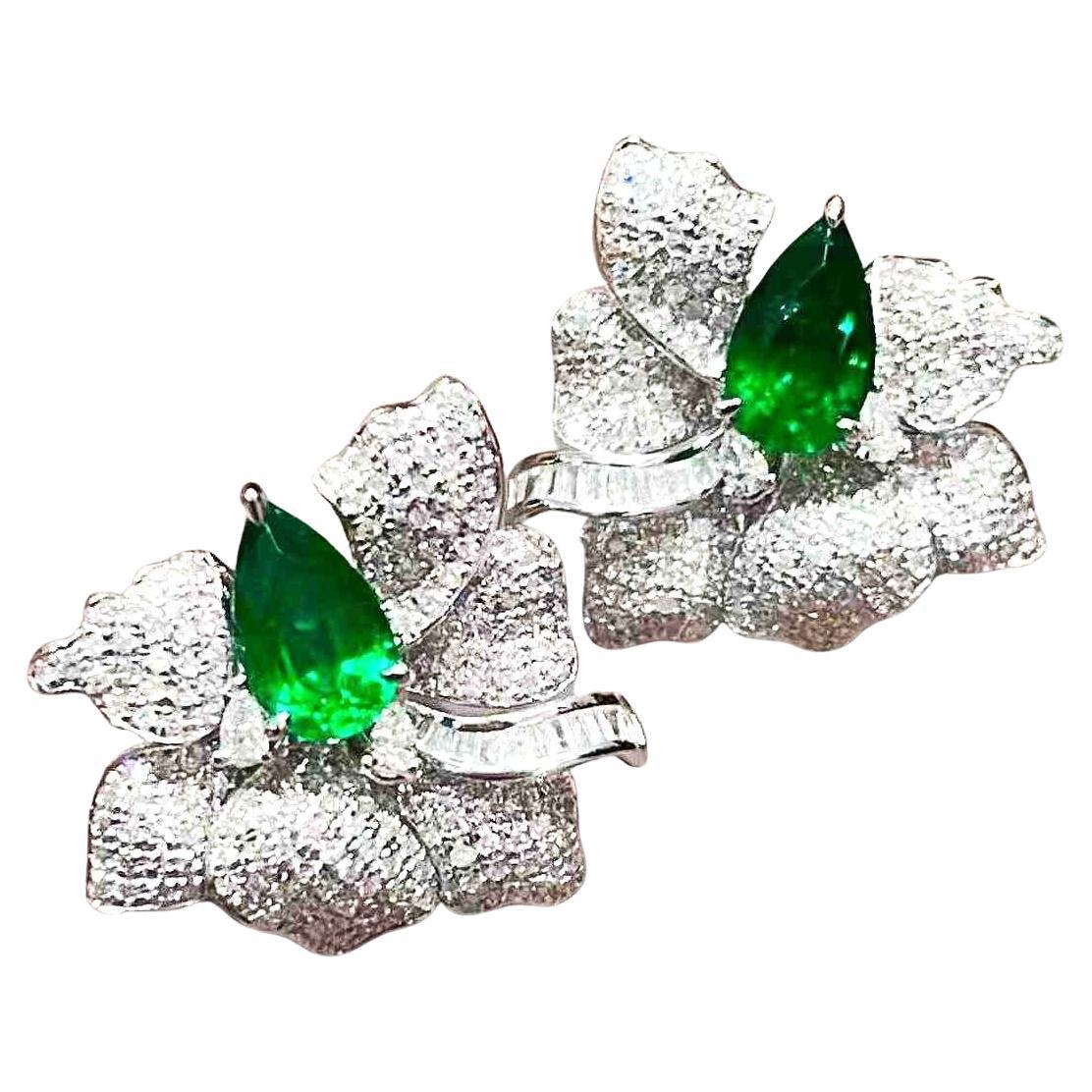 Boucles d
oreilles en or 18 carats avec 1,60 carats d
émeraude et 1,37 carats de diamant - Gros clous d
oreilles en diamant en vente