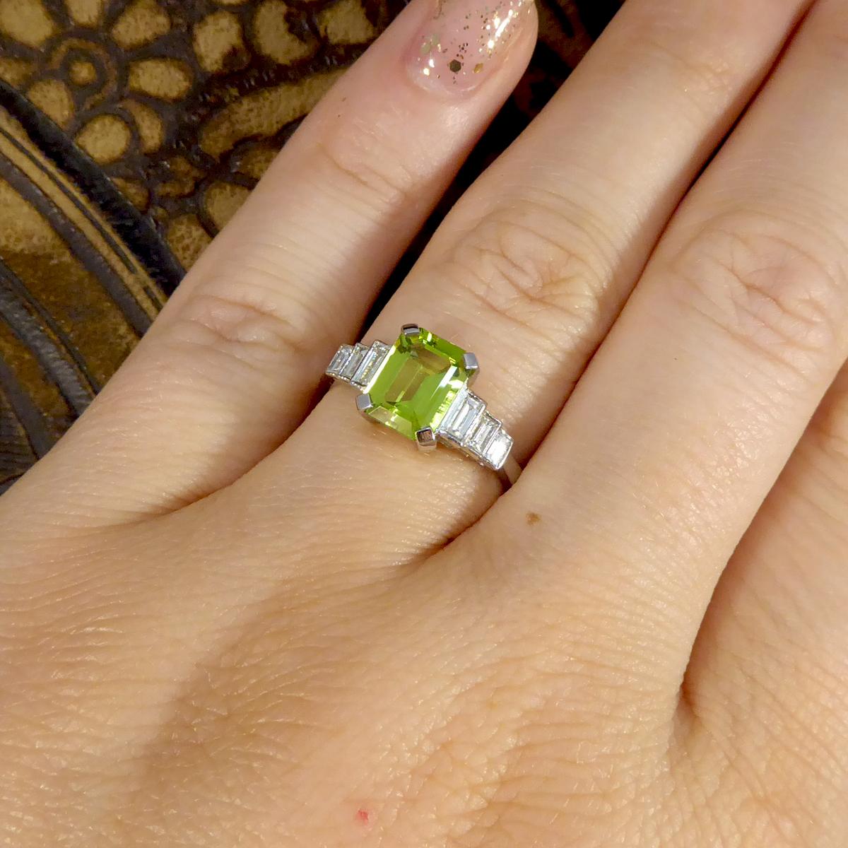 1.60ct Peridot Ring mit Baguette Diamanten Schultern in Platin 4