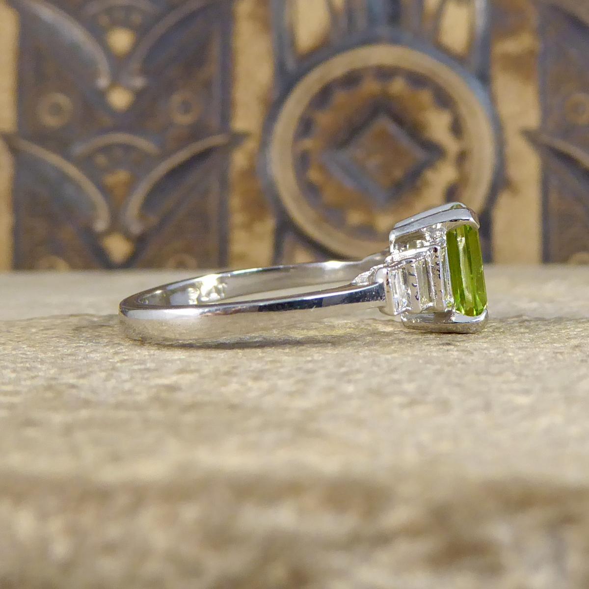 1.60ct Peridot Ring mit Baguette Diamanten Schultern in Platin (Art déco)