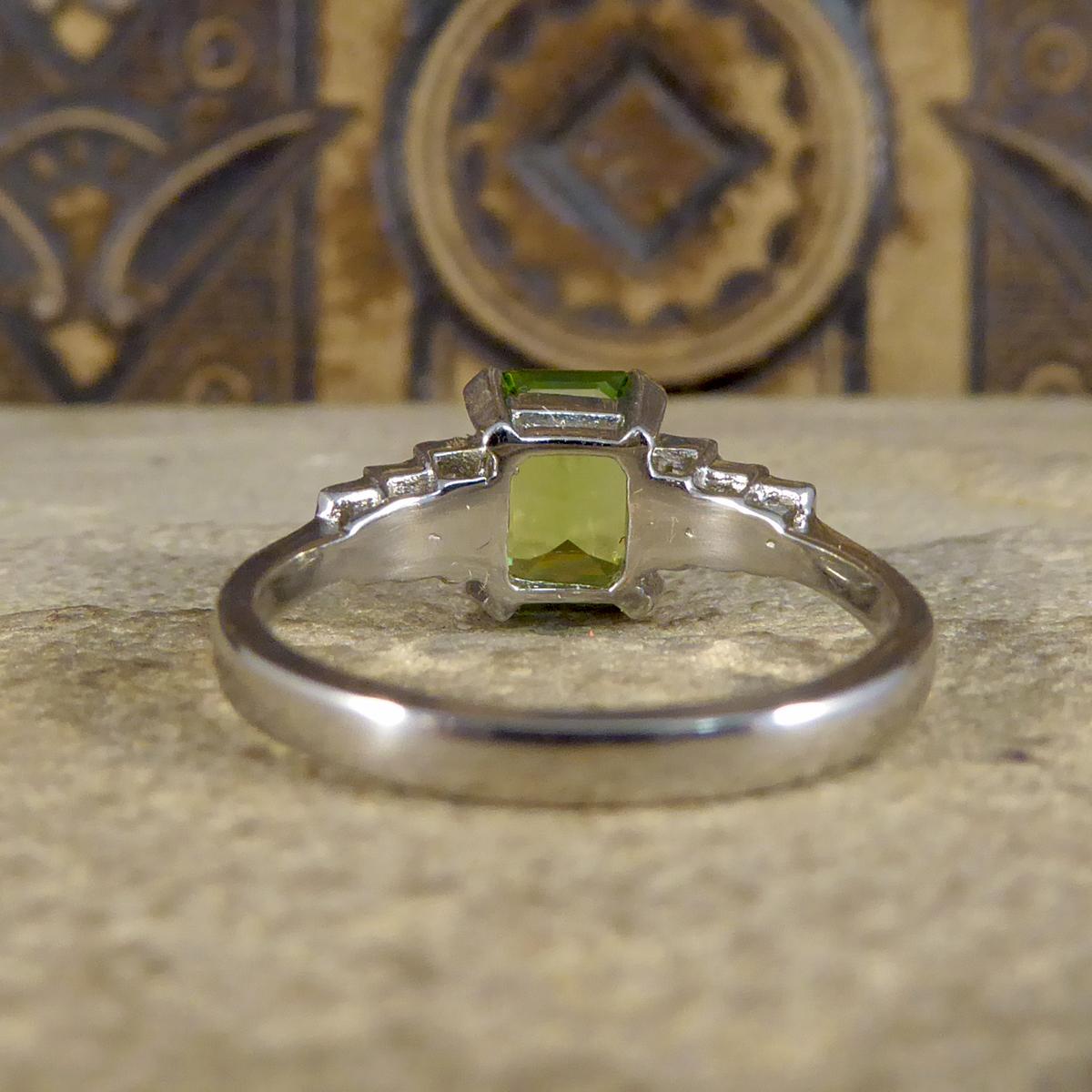 1.60ct Peridot Ring mit Baguette Diamanten Schultern in Platin (Baguetteschliff)