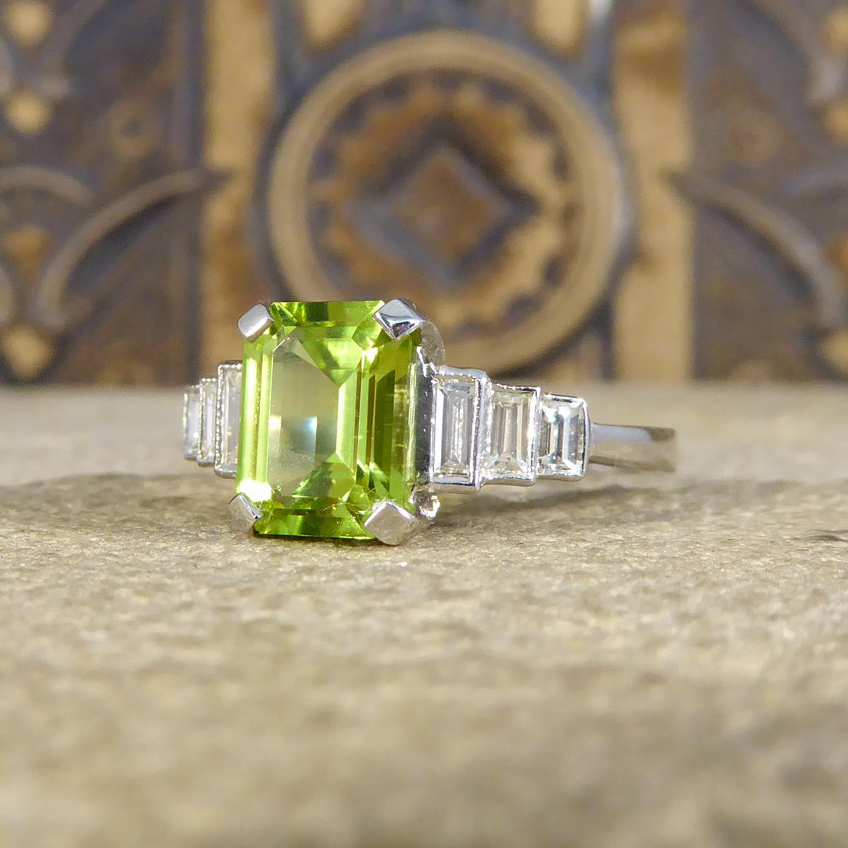 1.60ct Peridot Ring mit Baguette Diamanten Schultern in Platin im Zustand „Gut“ in Yorkshire, West Yorkshire