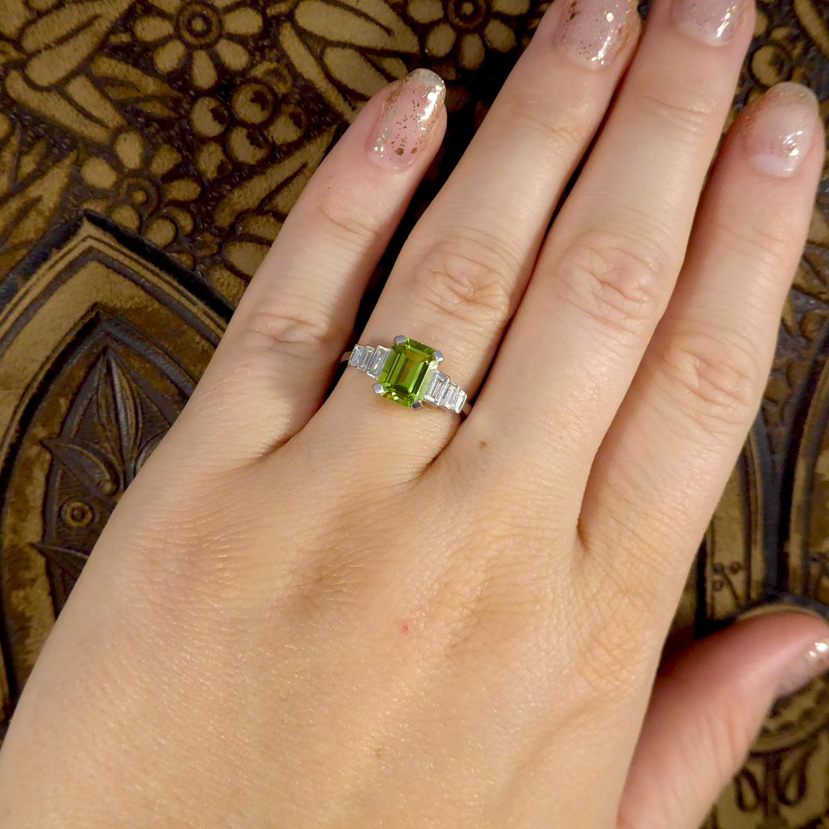 1.60ct Peridot Ring mit Baguette Diamanten Schultern in Platin 1
