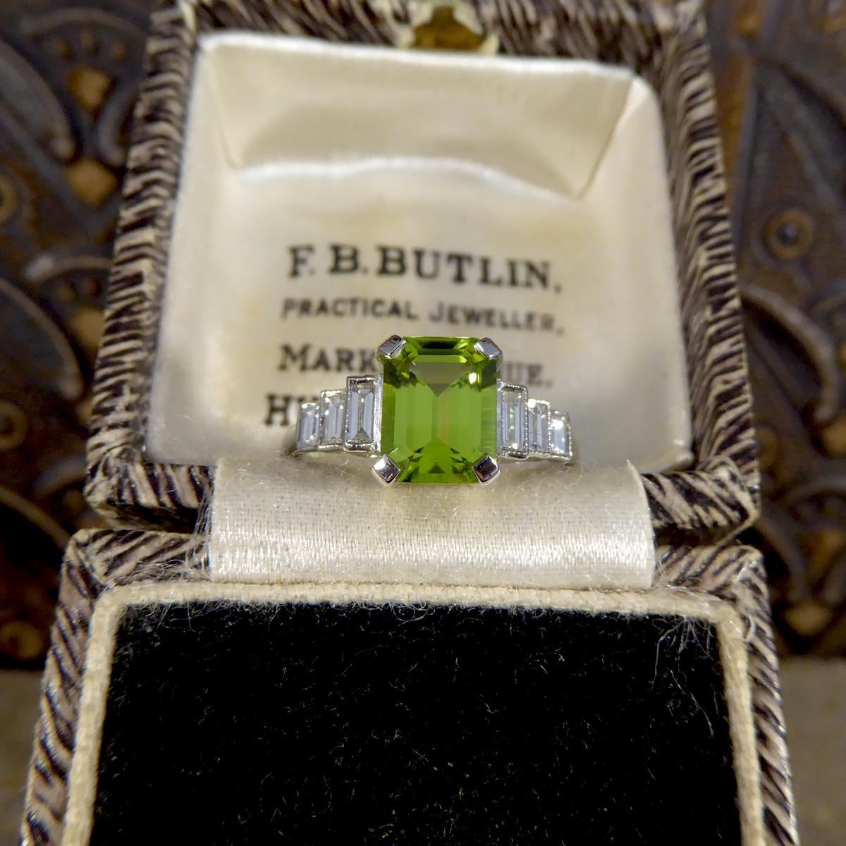 1.60ct Peridot Ring mit Baguette Diamanten Schultern in Platin 2