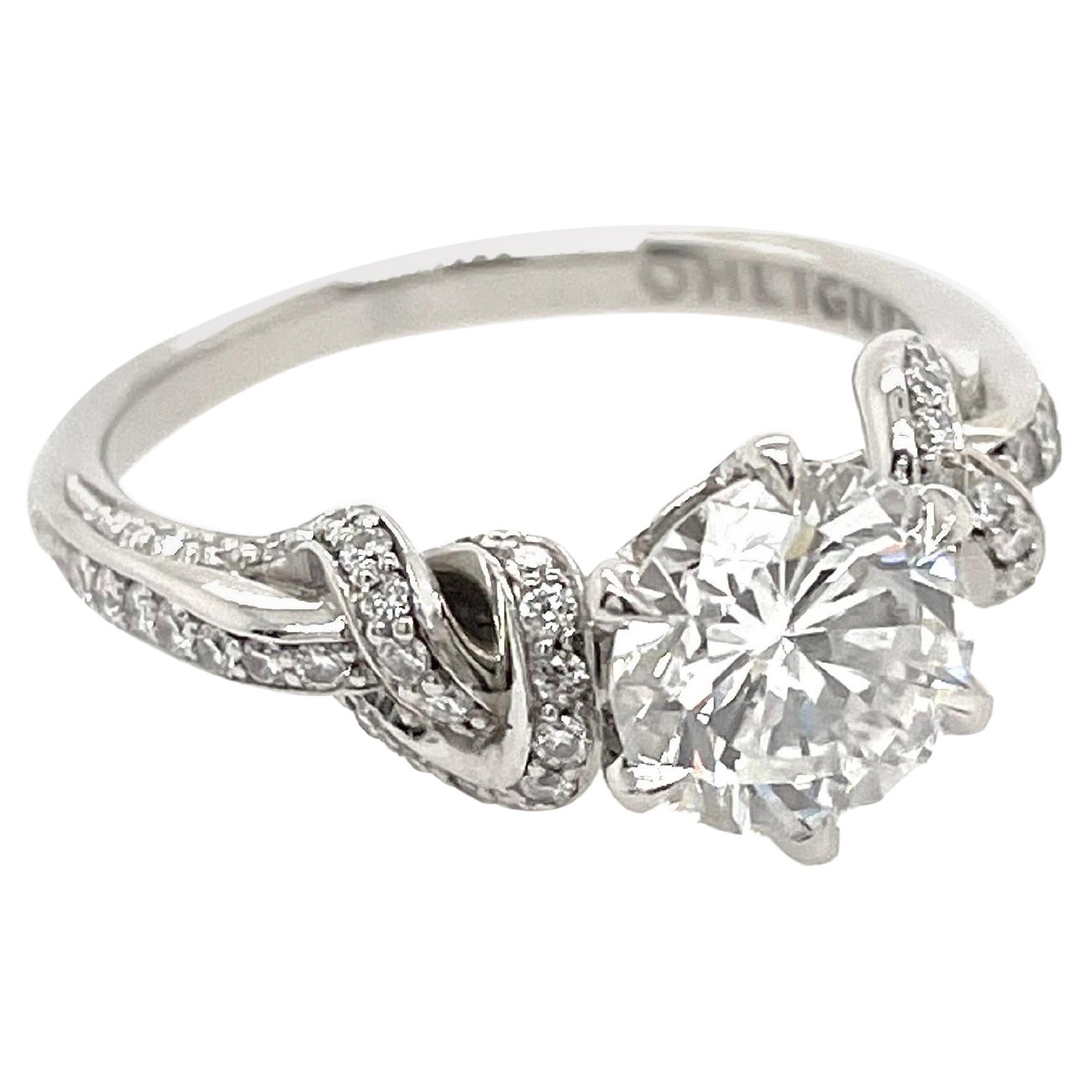 Im Angebot: 1,60 Karat runder Diamantring aus Platin mit Pavé-Diamantknöpfen ()