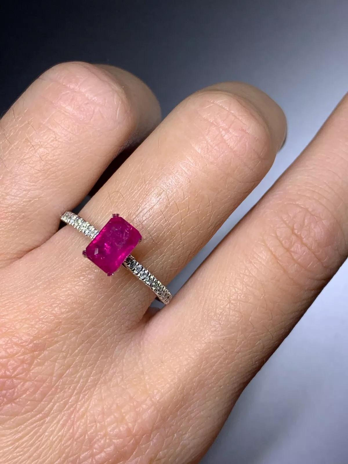 Women's or Men's 1.60ct Ruby and diamond engagement ring in 18k white gold. For Sale
