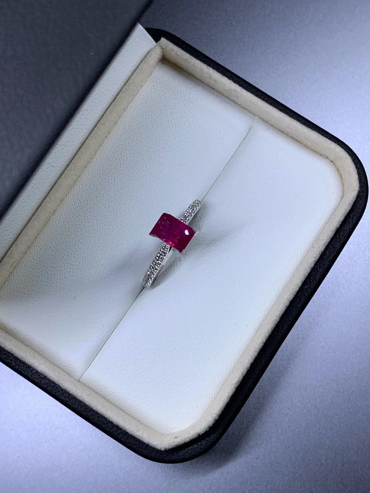 1.60ct Ruby and diamond engagement ring in 18k white gold. For Sale 1