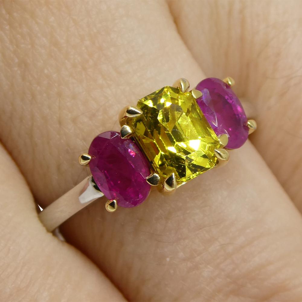 Dies ist ein atemberaubender Ring aus gelbem Saphir, besetzt mit Rubinen in einer Fassung aus 18k Weiß- und Gelbgold. 

Dieser Ring wird in Toronto, Kanada, hergestellt und ist von unglaublich guter Qualität!


Edelstein-Typ: Saphir
Anzahl von