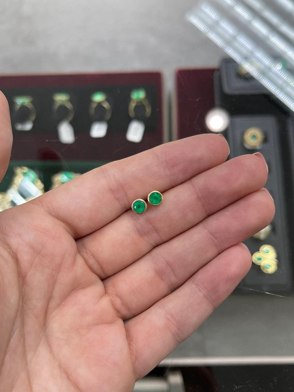 1.60tcw 14K Colombian Emerald Round Cut Bezel Set Rose Gold Stud Earrings In New Condition For Sale In Jupiter, FL