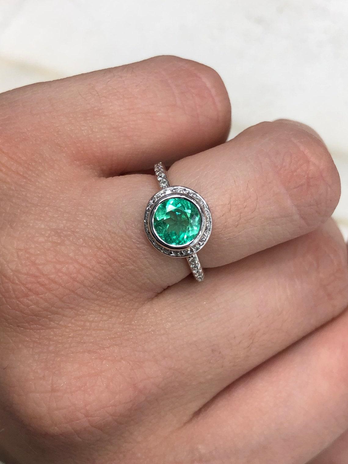 1.60tcw 14K Kolumbianischer Smaragd-Rundschliff & Diamant Halo Verlobungsring (Moderne) im Angebot