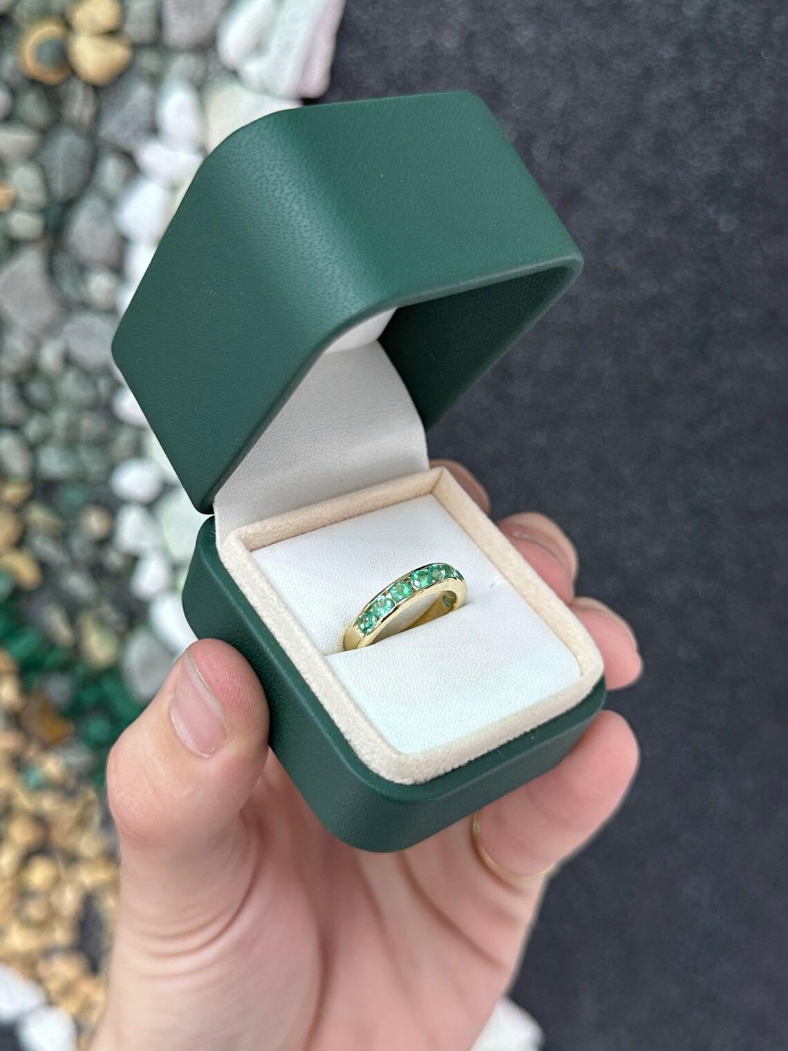 Bague d'éternité unisexe en or 14 carats avec émeraude verte taille ronde moyenne de 1,60 ctw Neuf - En vente à Jupiter, FL