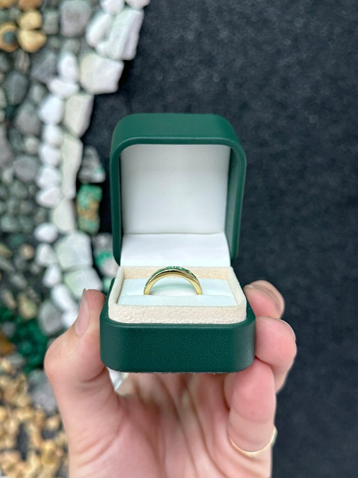 Bague d'éternité unisexe en or 14 carats avec émeraude verte taille ronde moyenne de 1,60 ctw Pour hommes en vente